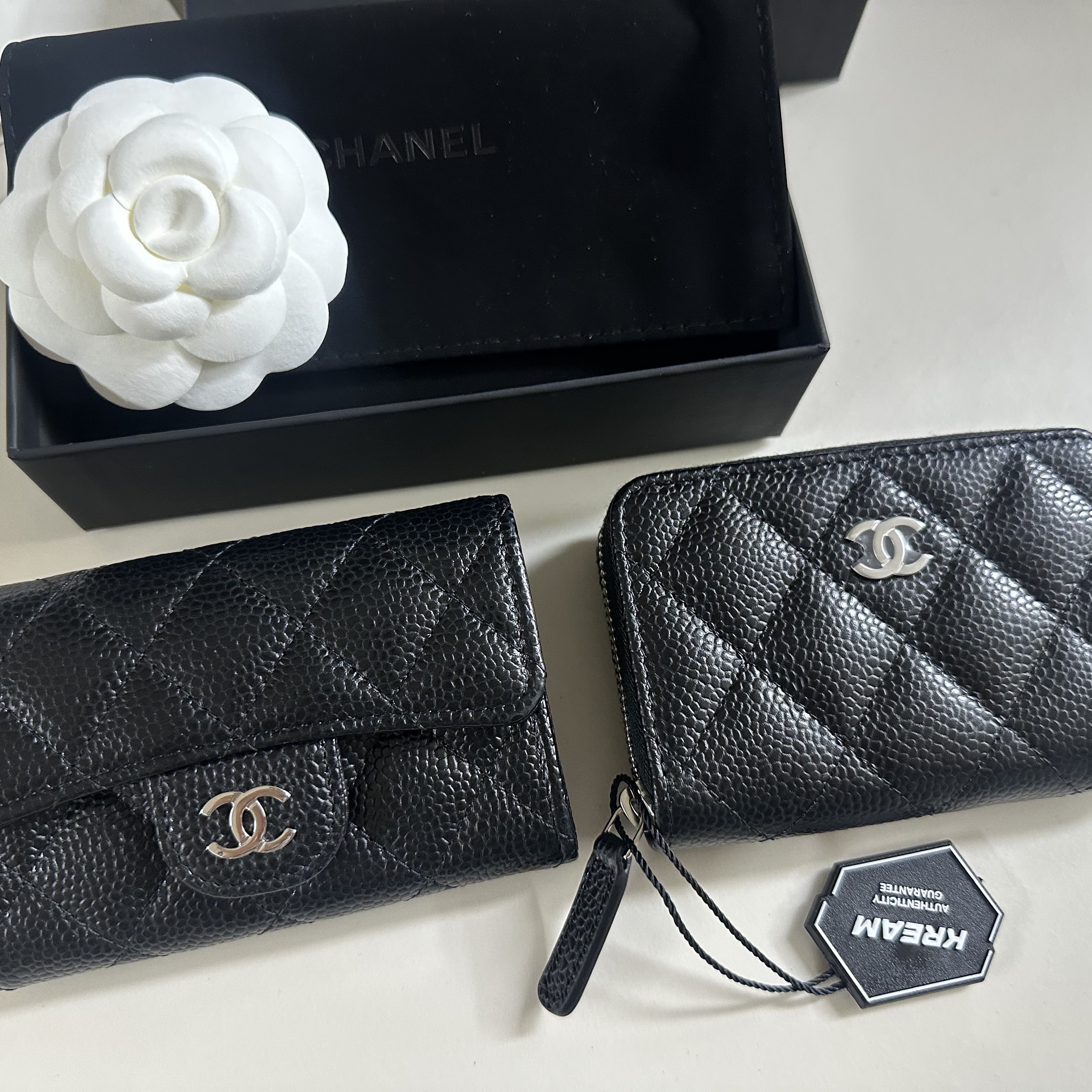 Chanel Classic Zipped Coin Purse Grained Calfskin & Silver Black, Chanel Classic Card Holder Grained Calfskin & Silver Black 착용 스타일 - 3