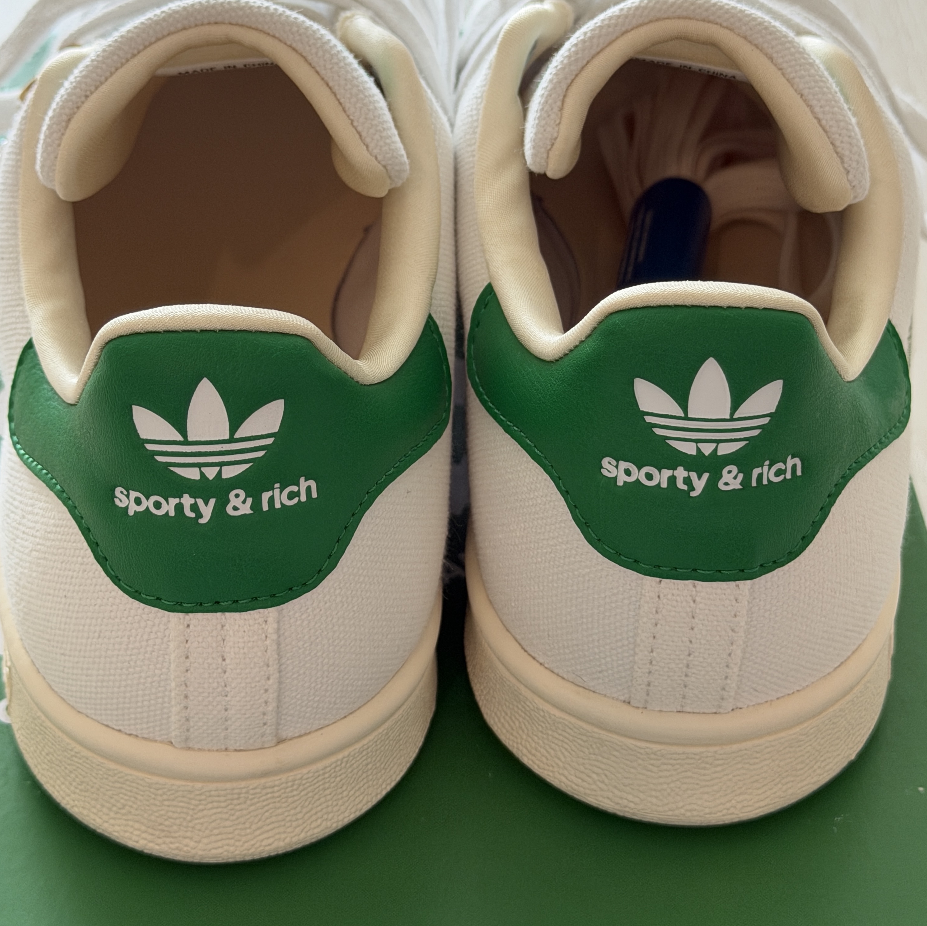 Adidas x Sporty & Rich Stan Smith White Green 착용 스타일 - 2