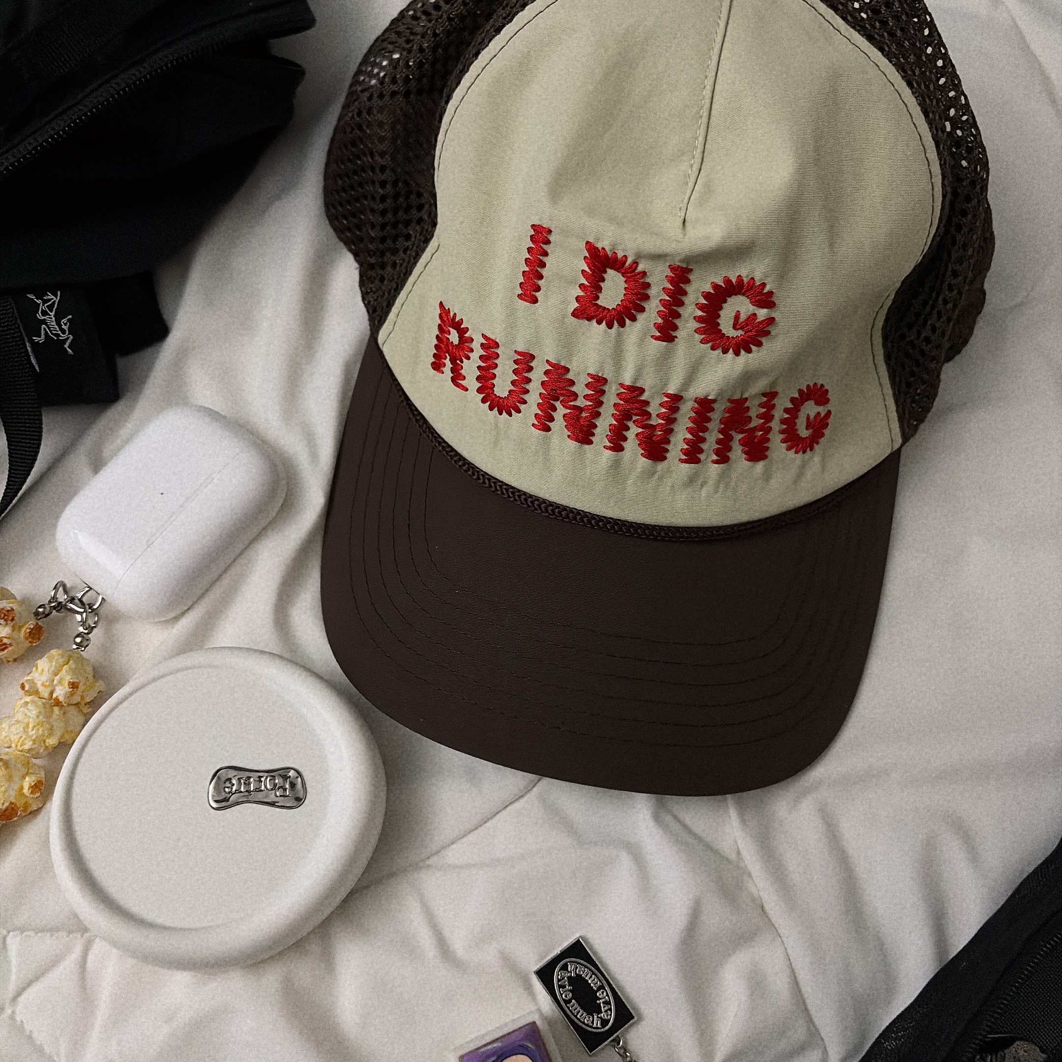 Alex Zono I Dig Running Trucker Hat OG Brown, BAPE Glow in The Dark Baby Milo Keychain Green 착용 스타일 - 2
