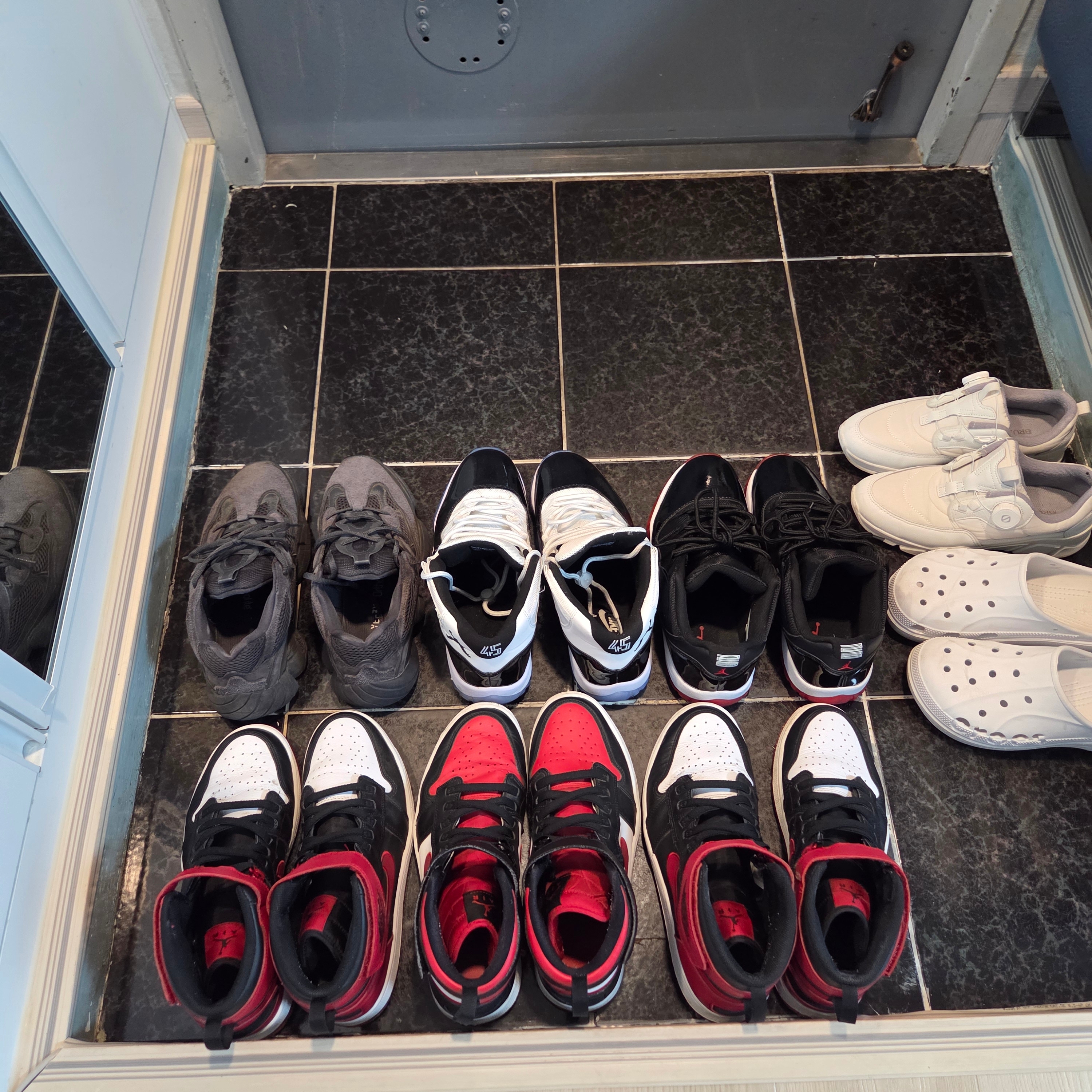 Adidas Yeezy 500 Utility Black 2022/2023, Jordan 1 High FlyEase Bred White Toe 착용 스타일