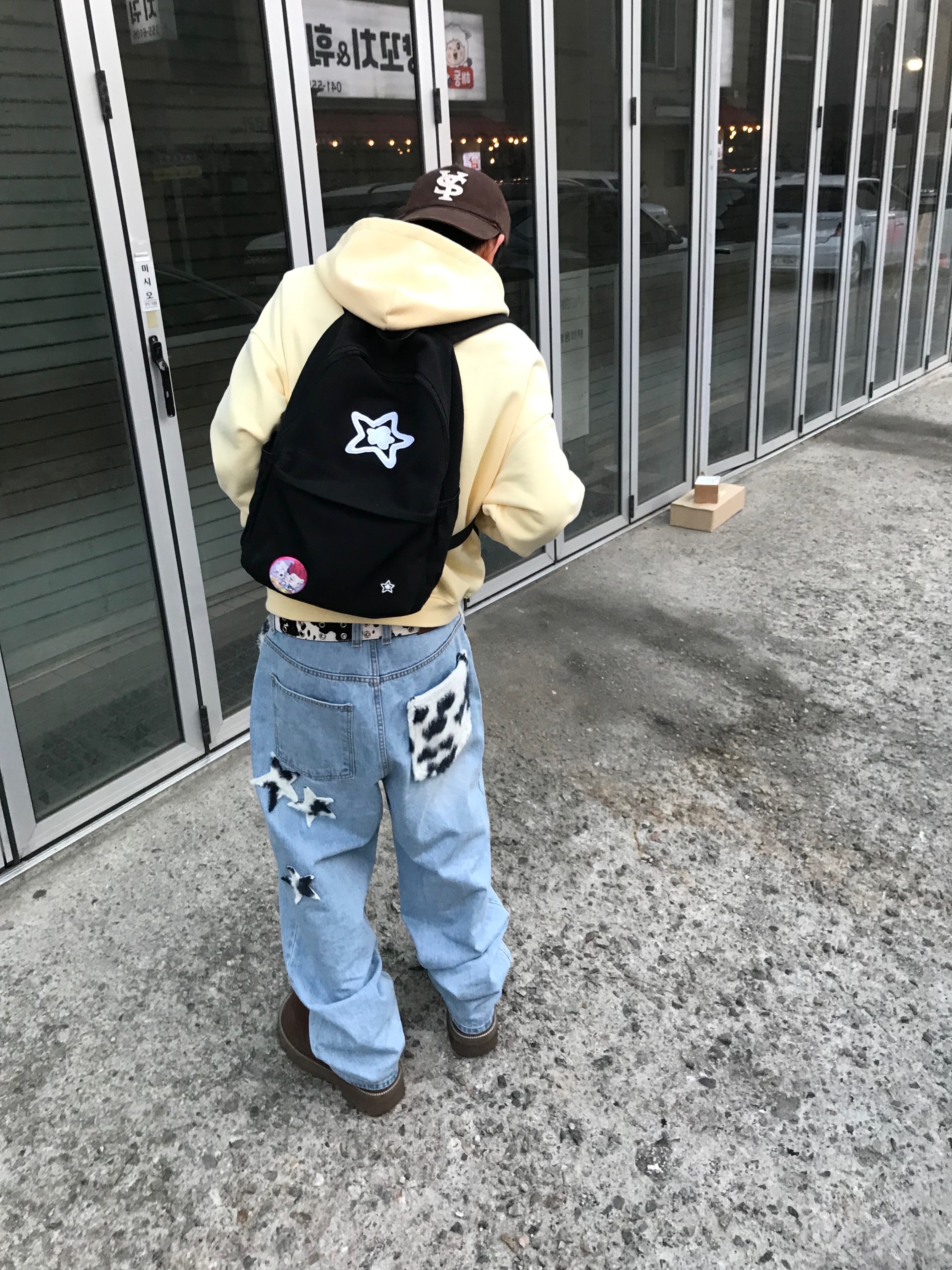 Sunday Ceremony Sy Logo 5 Panel Cotton Cap - Brown, ERTR Cow Star Denim Pants Light Blue 착용 스타일 - 2