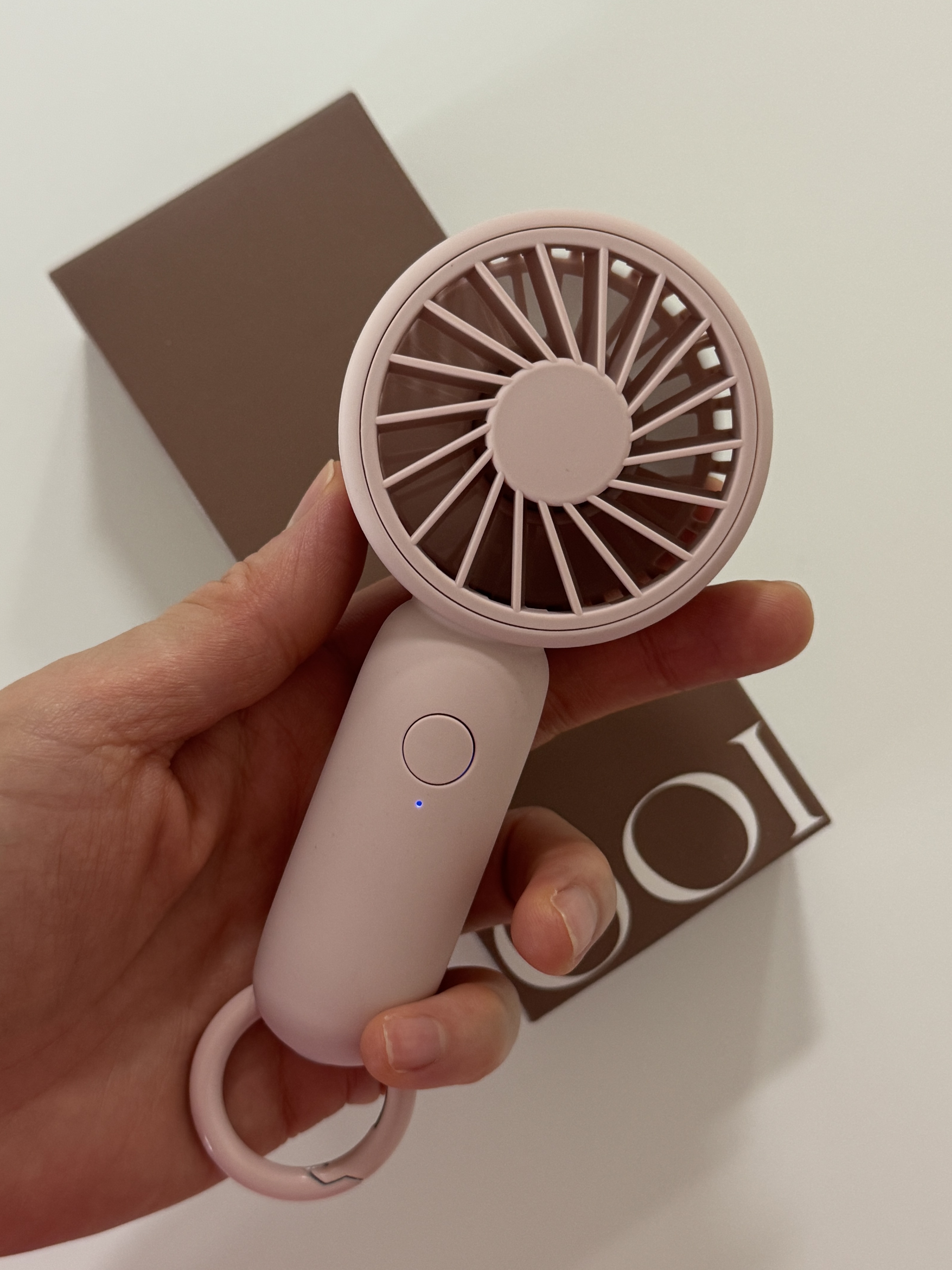 BOOIE Color Mini Fan 착용 스타일 - 3