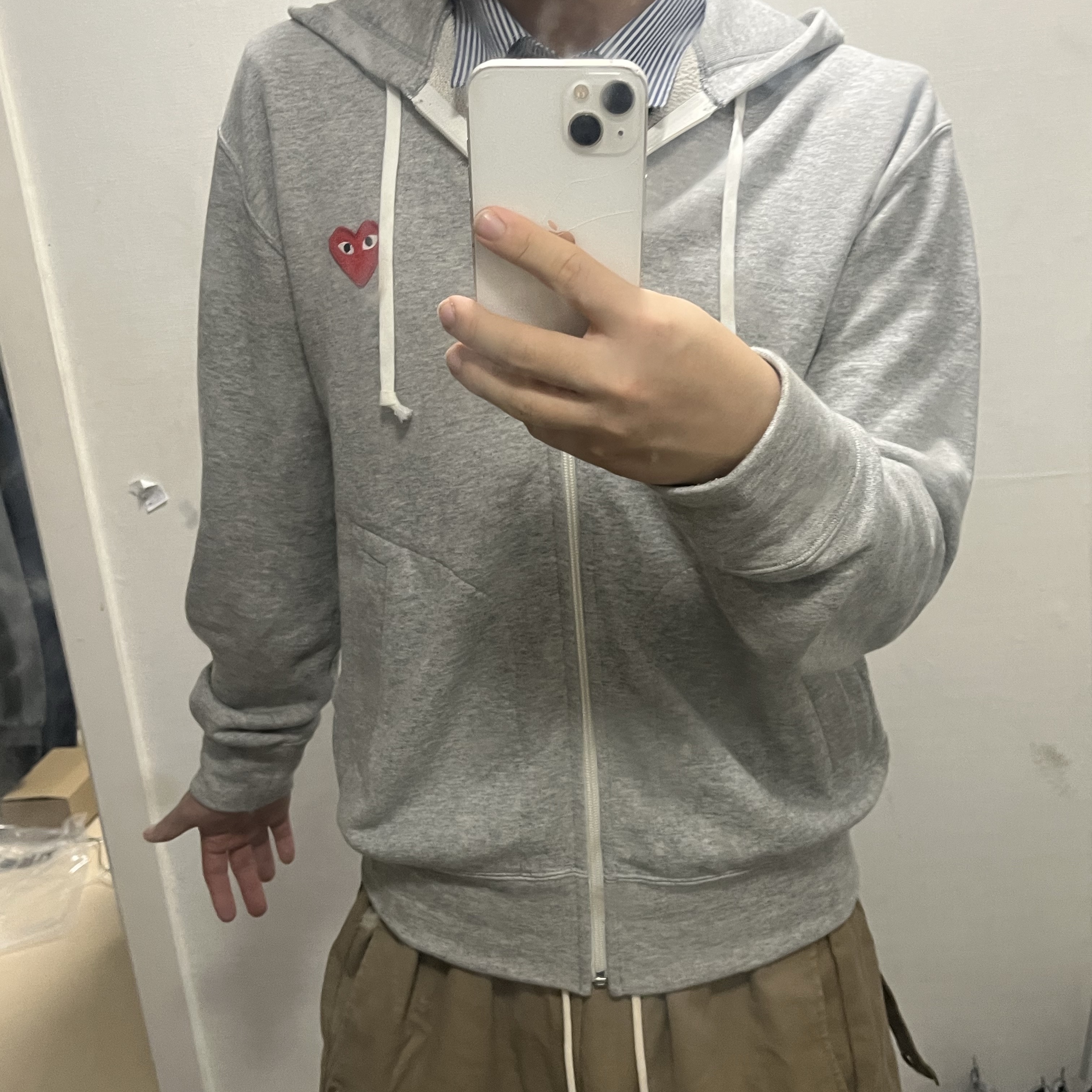 Play Comme des Garcons Red Heart Zip Hooded Sweatshirt Grey 착용 스타일 - 1