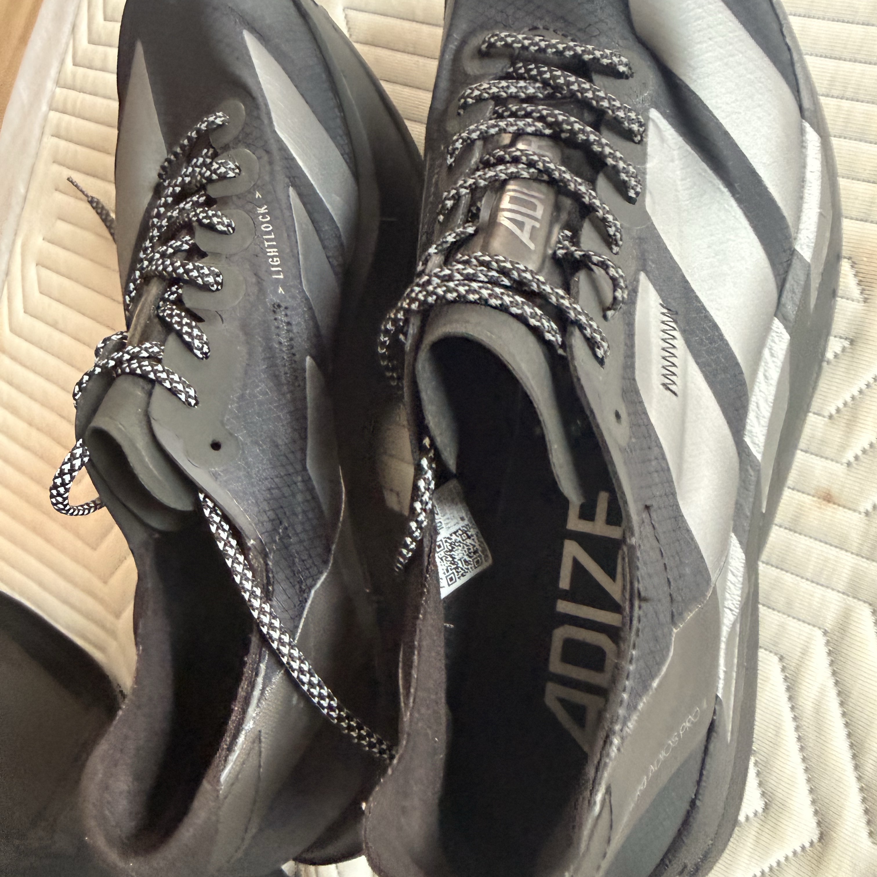 Adidas Adizero Adios Pro 4 Core Black Iron Metallic 착용 스타일 - 1