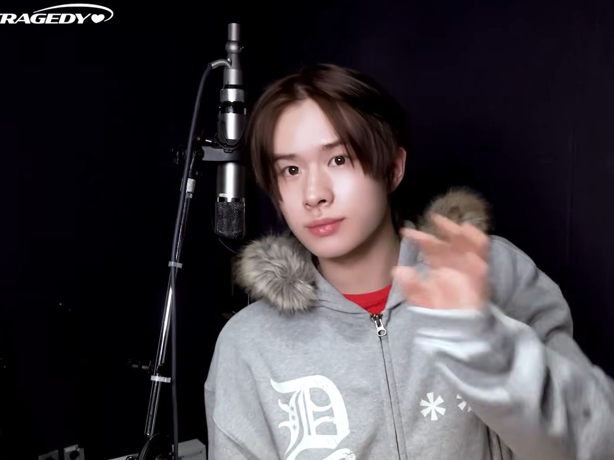 AMOU Fur Hoodie Zip Up Gray 착용 스타일