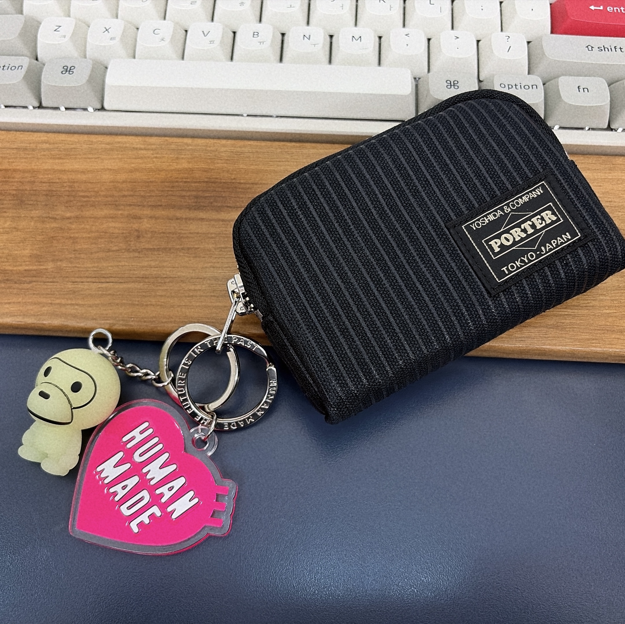 BAPE Glow in The Dark Baby Milo Keychain Green 착용 스타일 - 2