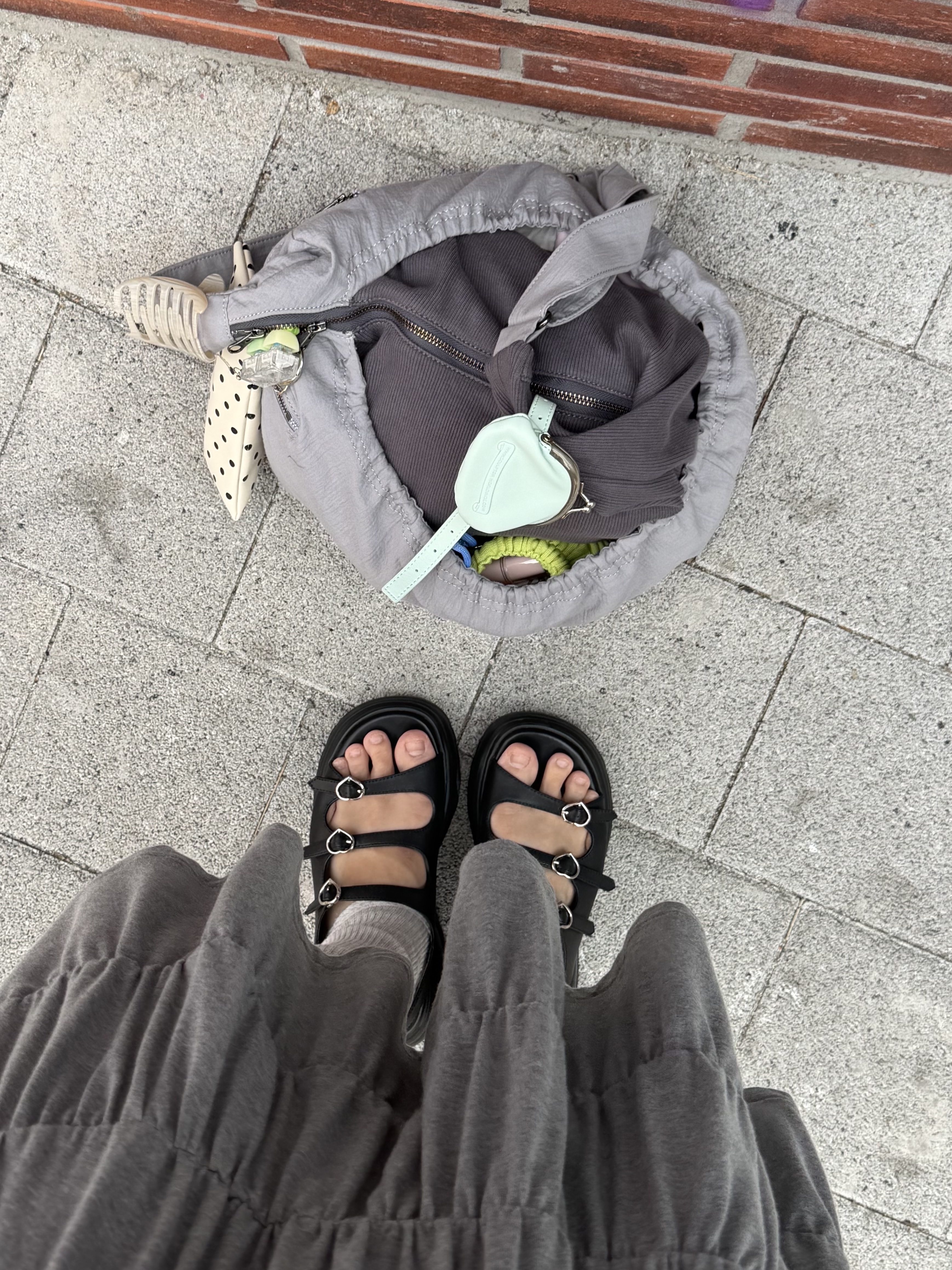 Sculptor I Shell Coin Purse Matte Mint, Miseki Seoul Ribbed Layered Cross Bag Charcoal 착용 스타일 - 2