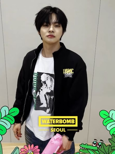 AMOU Trouble Half T-Shirts White 착용 스타일
