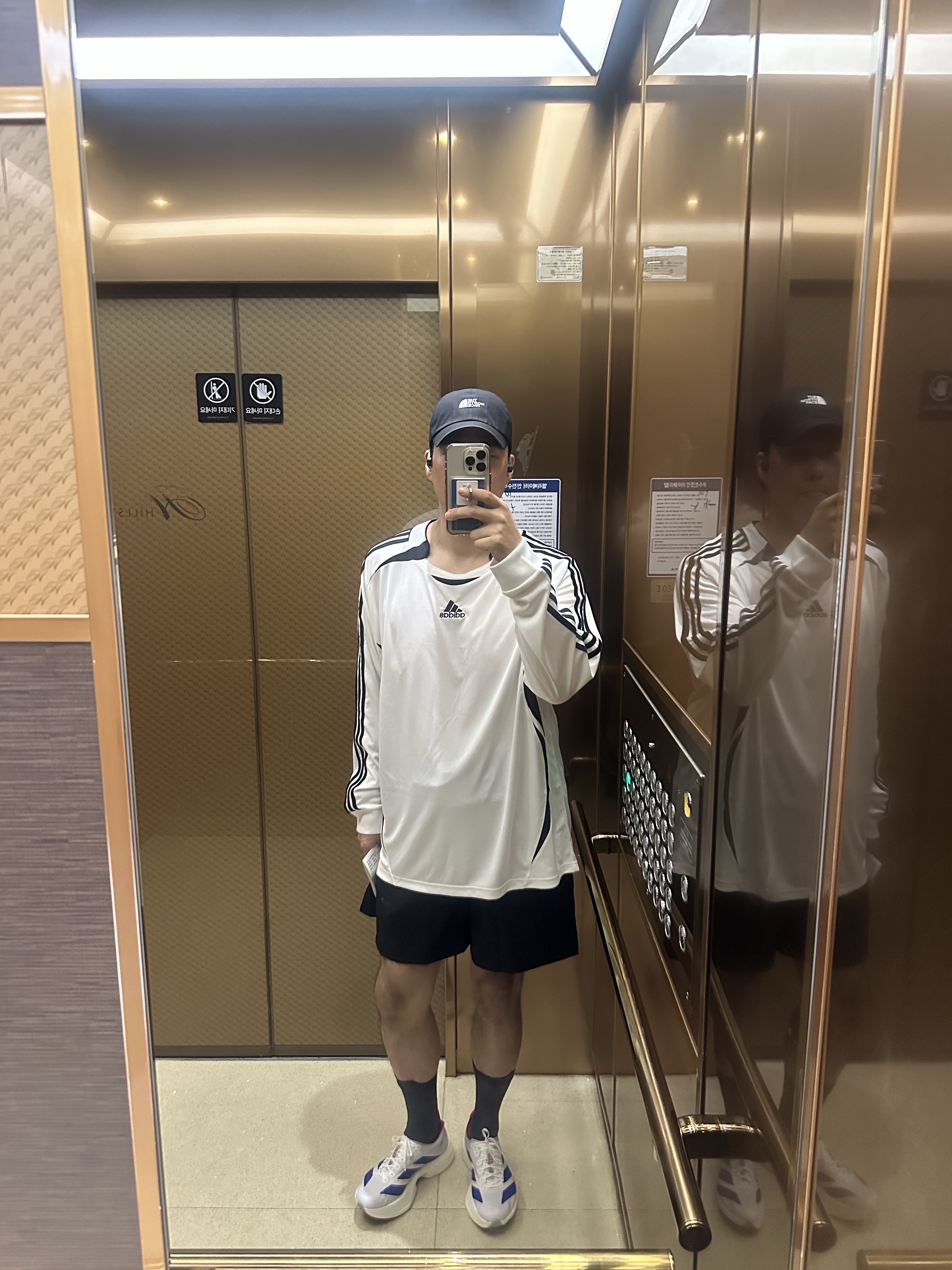 Adidas Adizero Adios Pro 4 Cloud White Royal Blue 착용 스타일