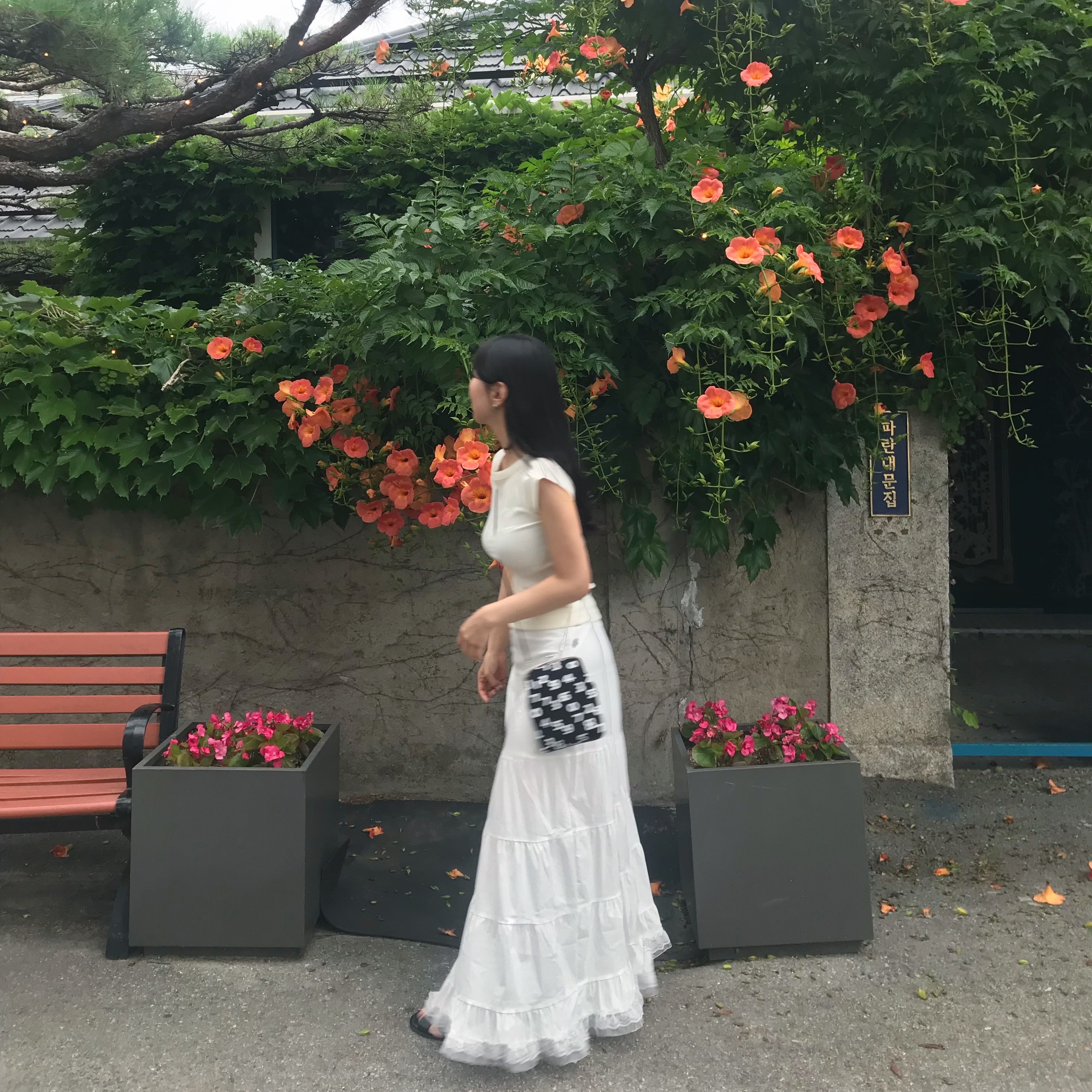 Sou Sou Canvas Soft Gamaguchi Bag Large Black (with 110cm Black Leather Strap) 착용 스타일 - 2