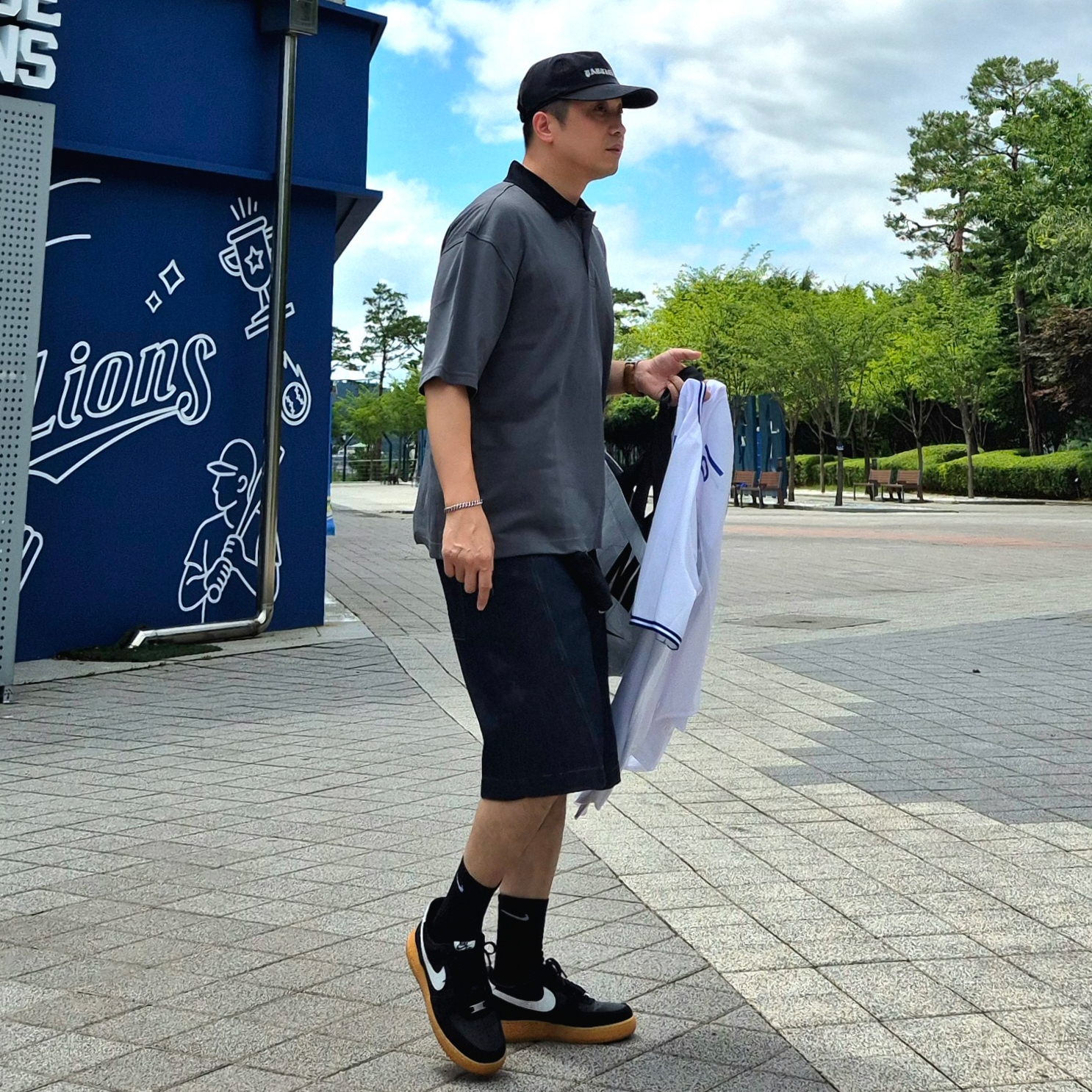 Nike Air Force 1 '07 LV8 Black Gum Light Brown, Jordan Brooklyn Polo T-Shirt Iron Grey Black 착용 스타일 - 1