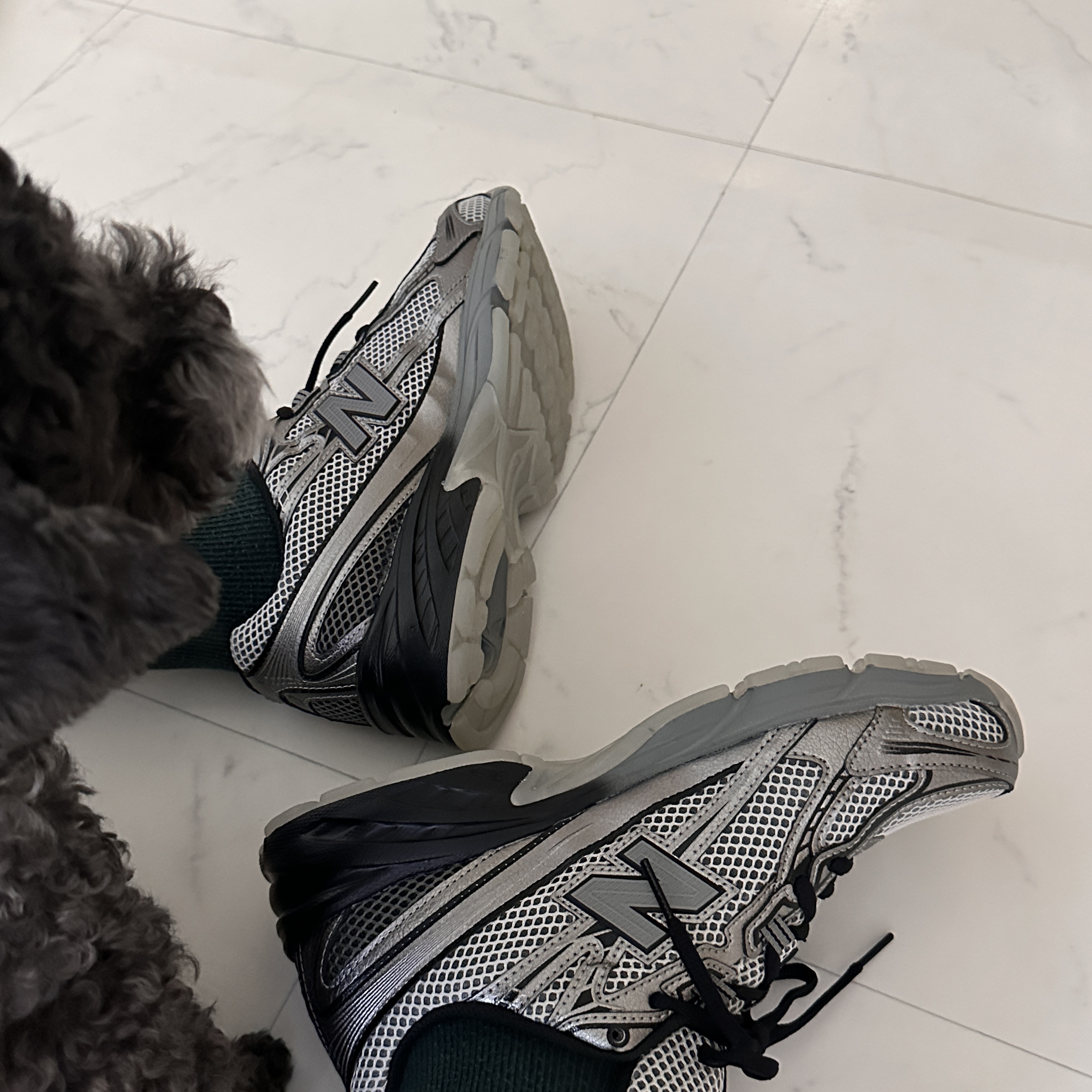 New Balance 740 Dark Silver Metallic 착용 스타일