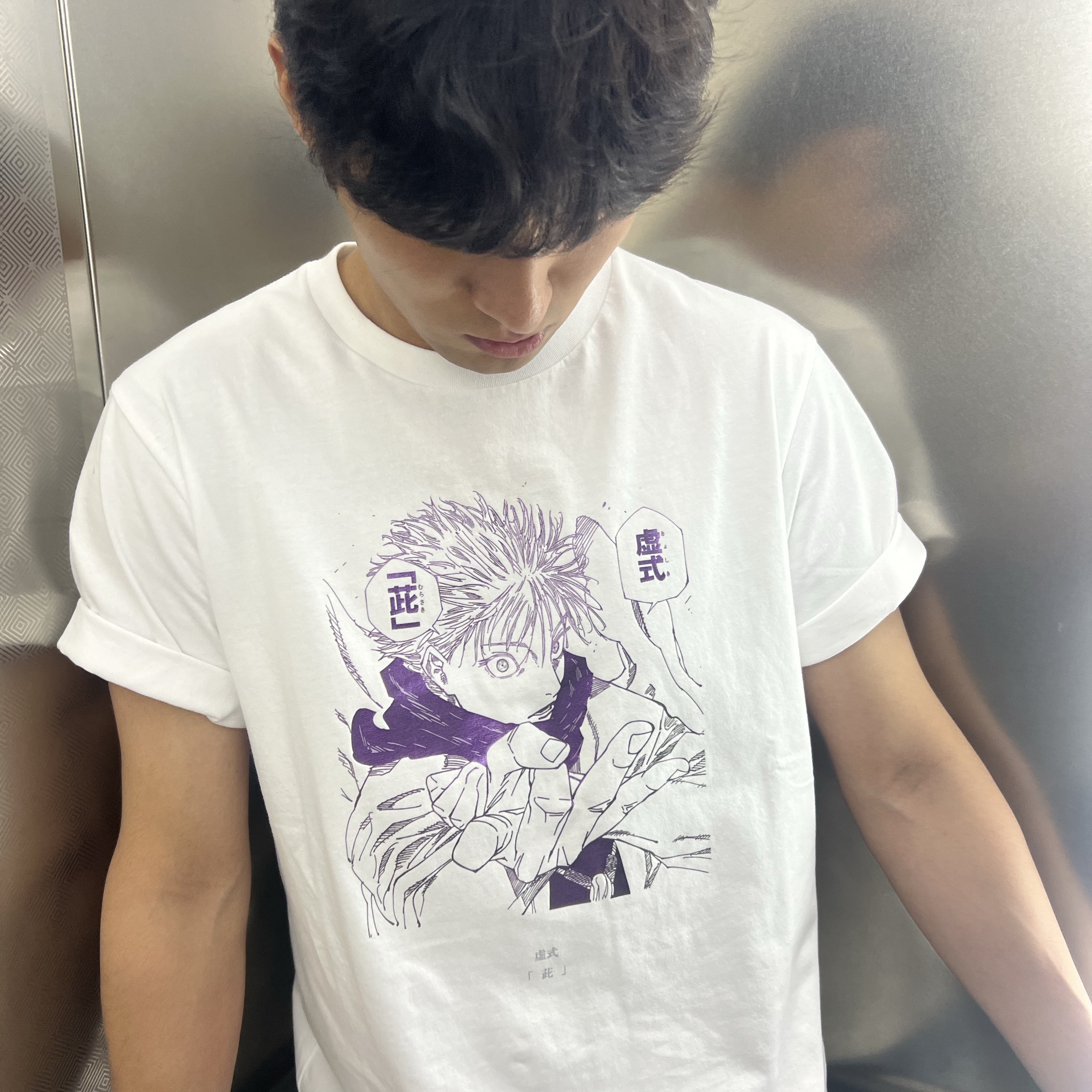 Uniqlo UT Shueisha 100th Anniversary Jujutsu Kaisen T-Shirt White 착용 스타일 - 2