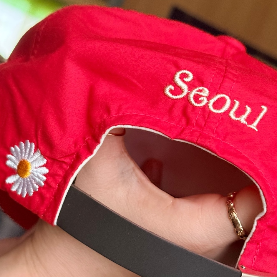 Peaceminusone x Verdy 5 Panel Ball Cap Red 착용 스타일 - 2