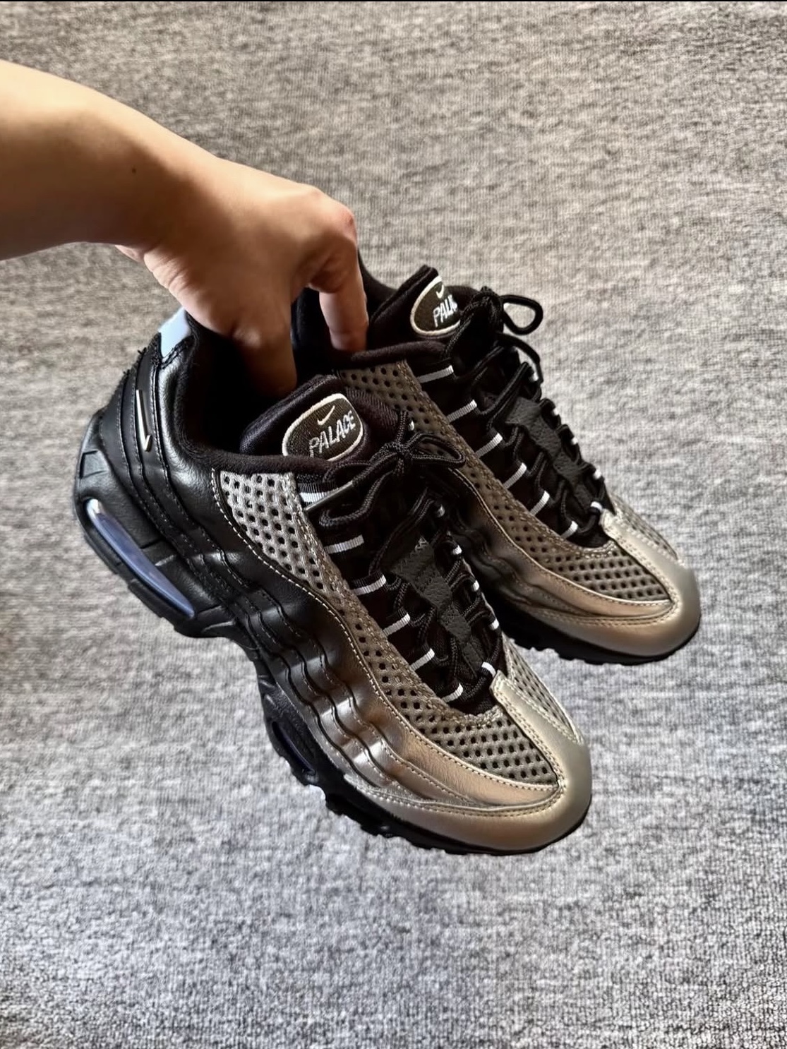 Nike x Palace Air Max 95 Metallic Silver Aluminum 착용 스타일 - 1
