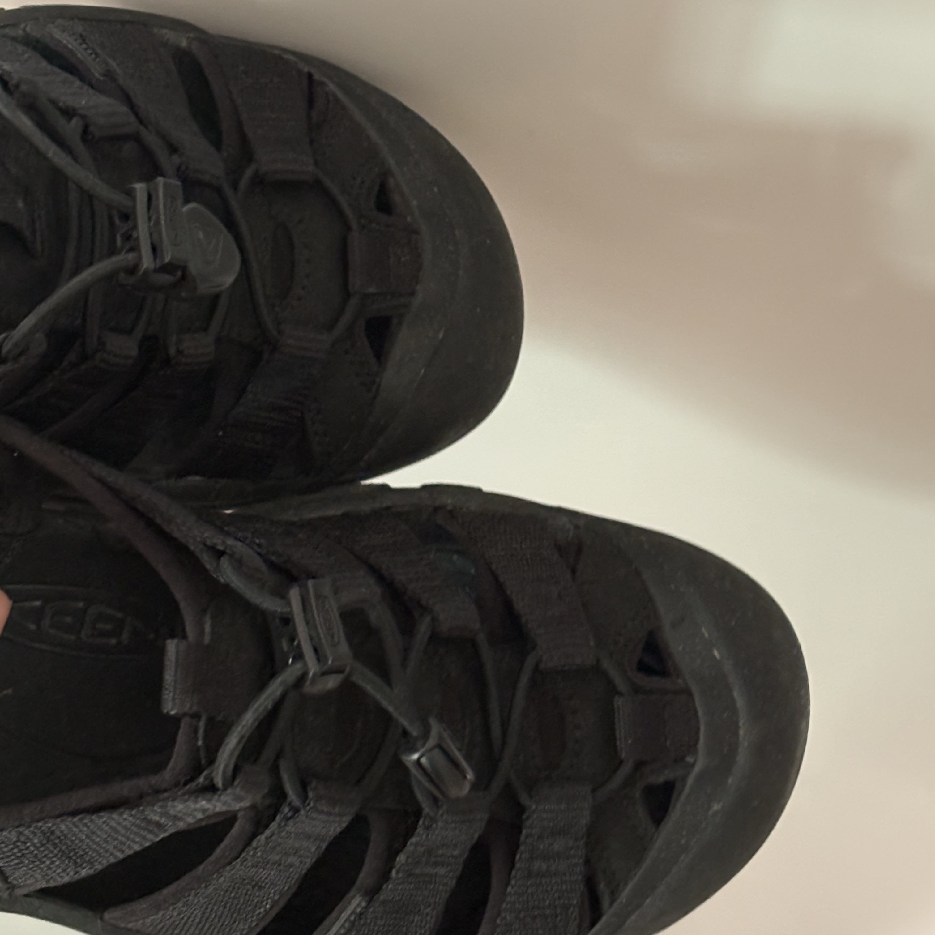 (W) Keen Newport H2 Triple Black 착용 스타일