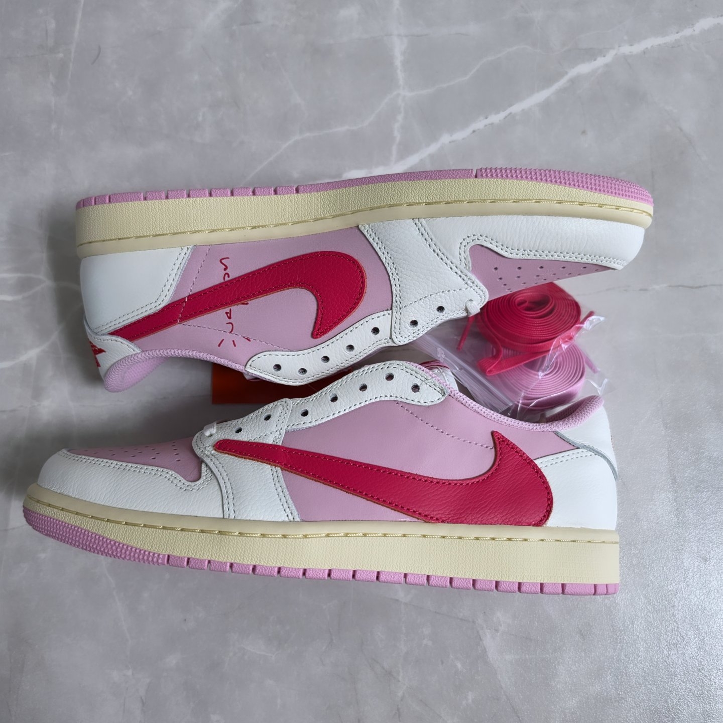 Jordan 1 x Travis Scott Retro Low OG SP Sail Tropical Pink 착용 스타일 - 1
