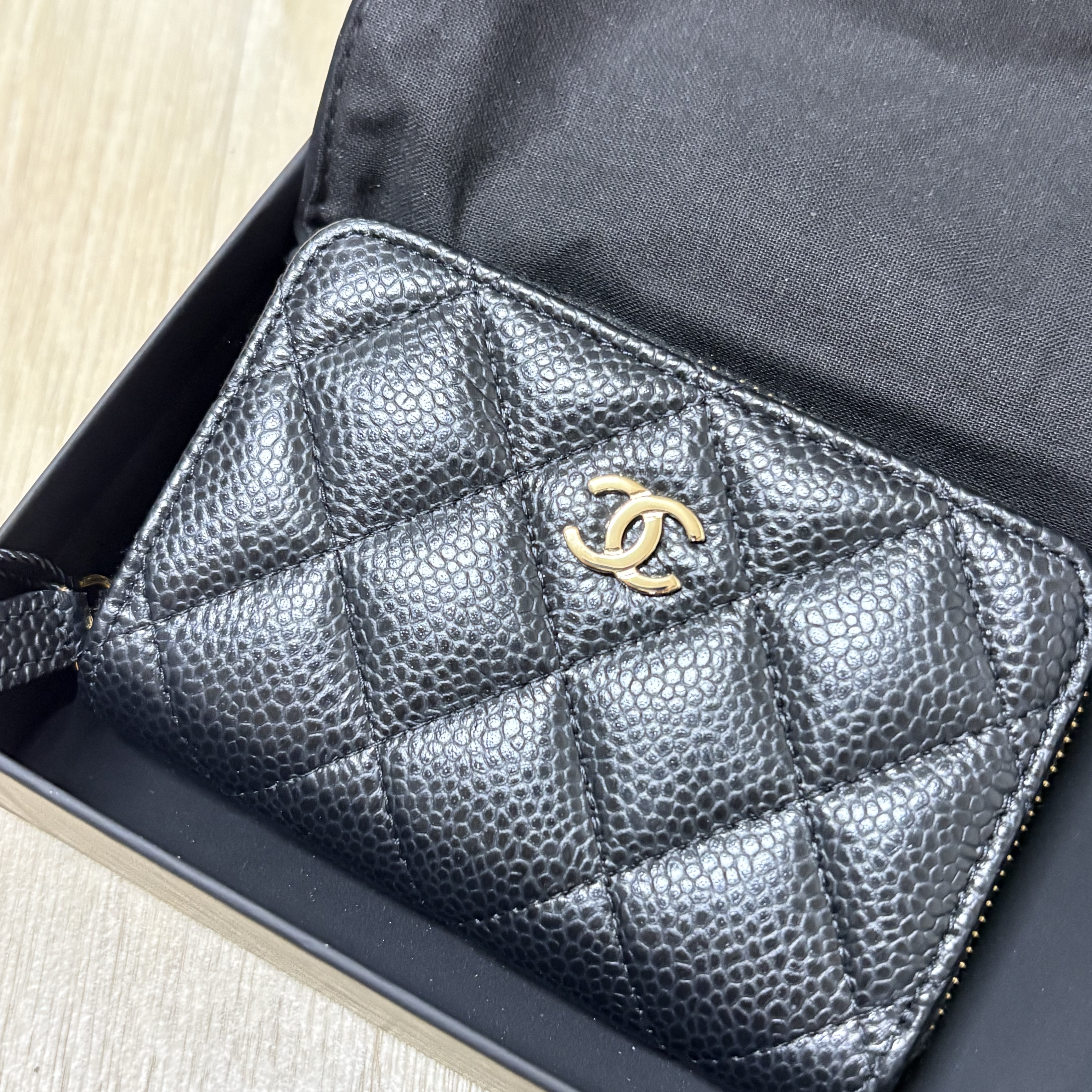 Chanel Classic Zipped Coin Purse Grained Calfskin & Gold Black, Puma H-street OG Black Silver 착용 스타일 - 2