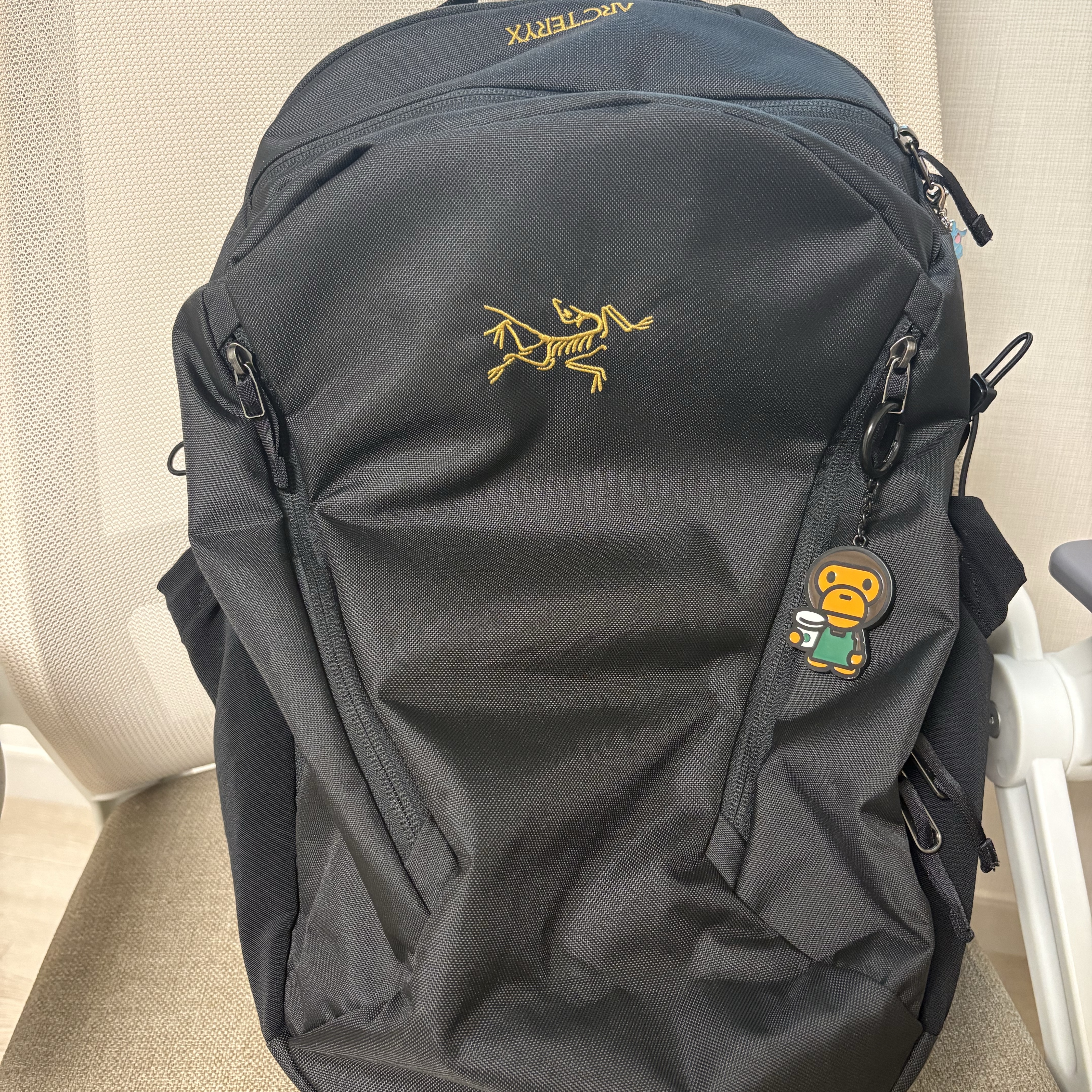 Arc'teryx Mantis 26 Backpack Black, Starbucks x BAPE Baby Milo Keychain 착용 스타일 - 1