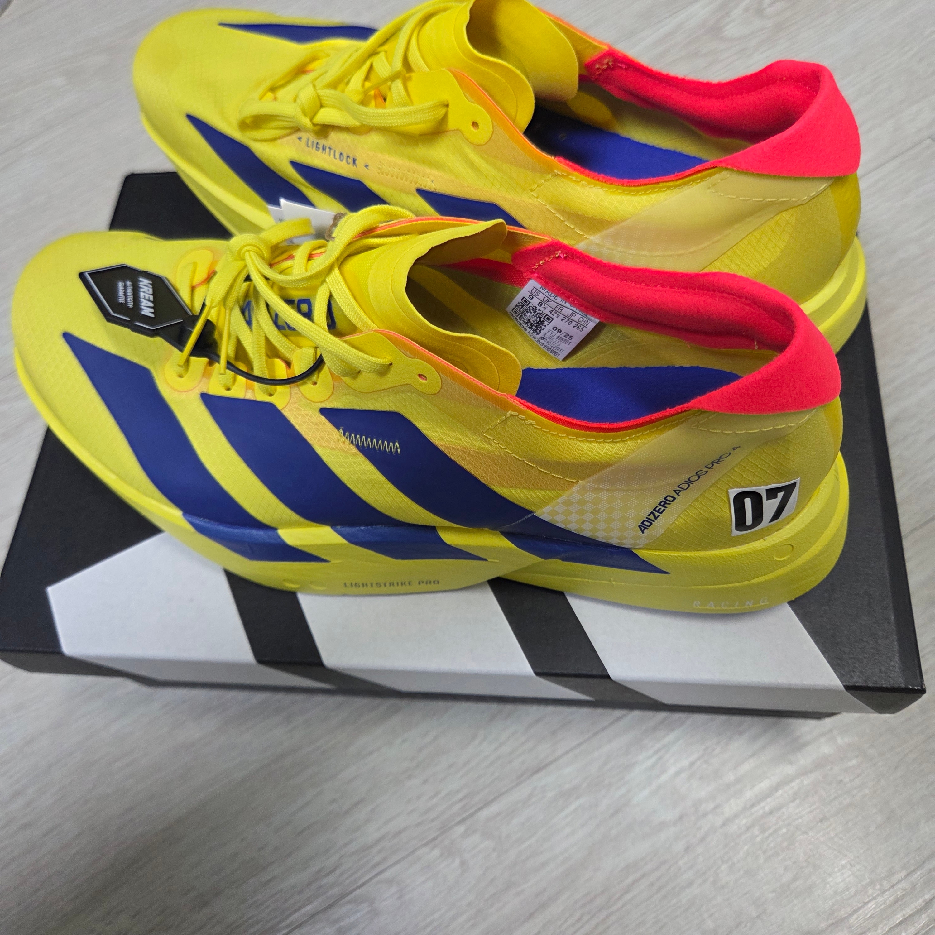 Adidas Adizero Adios Pro 4 Pure Sulfur Lucid Blue 착용 스타일