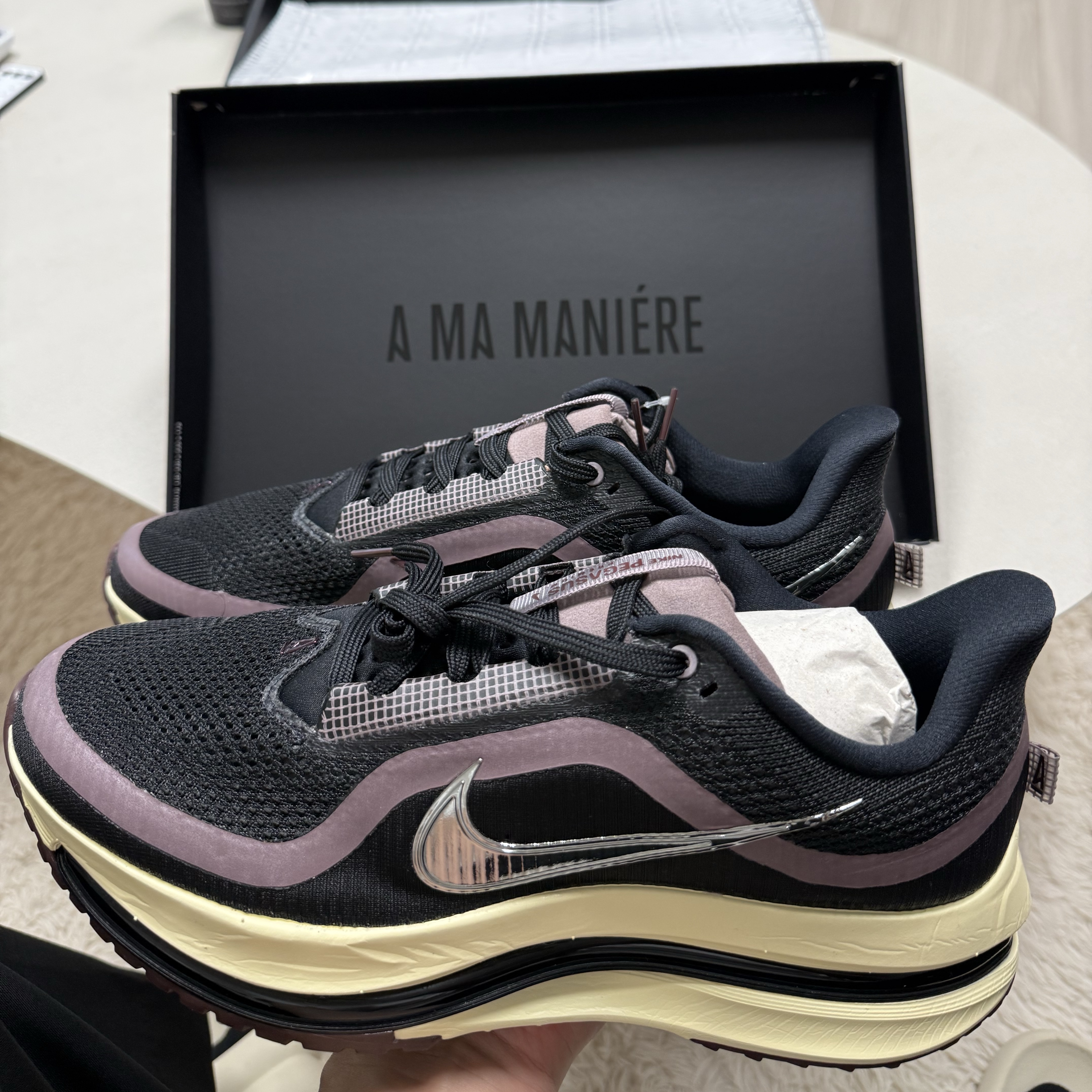 Nike x A Ma Maniere Pegasus Premium Black and Burgundy Crush, Palace x Nike England Track Jacket Pewter Grey Cool Grey 착용 스타일 - 2