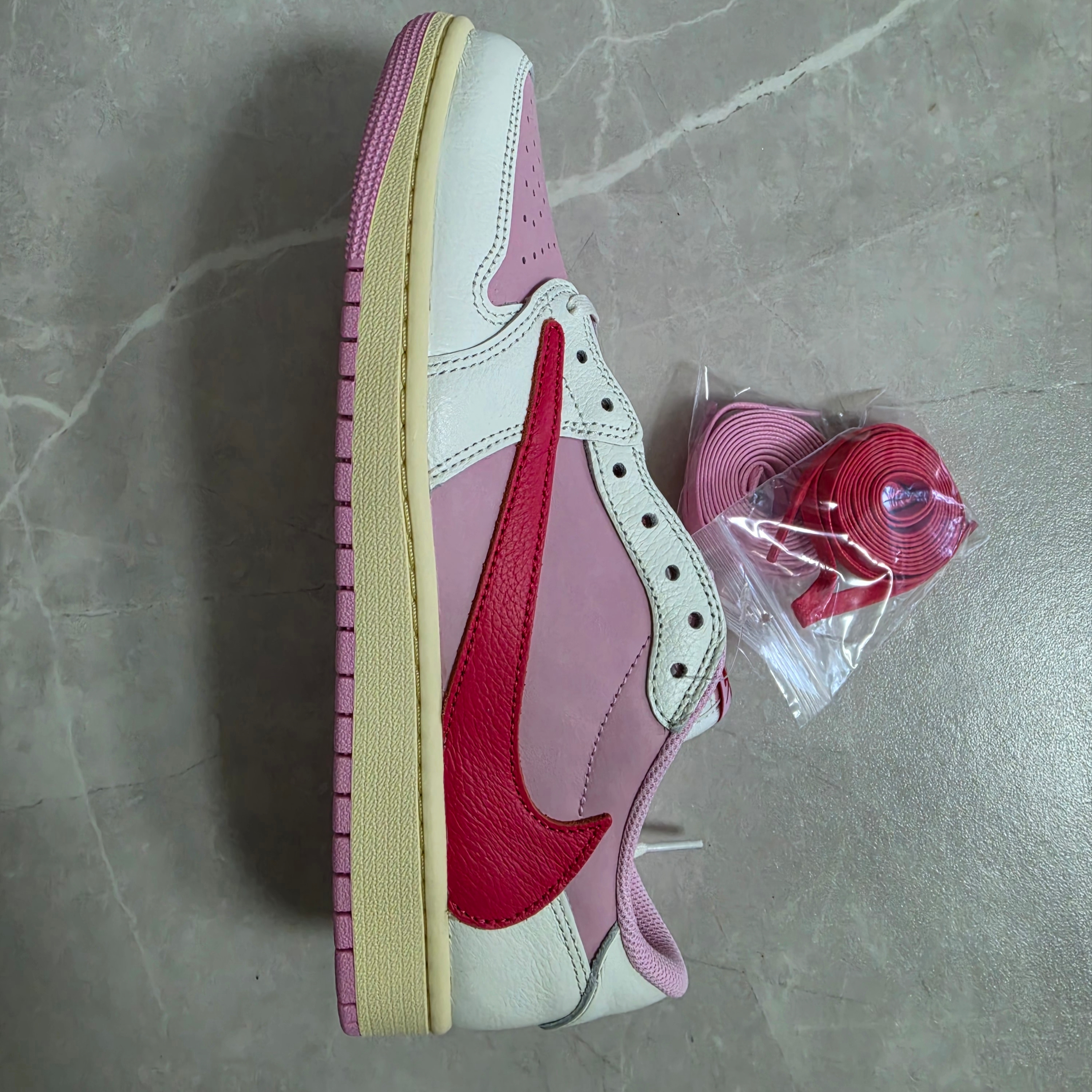 Jordan 1 x Travis Scott Retro Low OG SP Sail Tropical Pink 착용 스타일 - 2