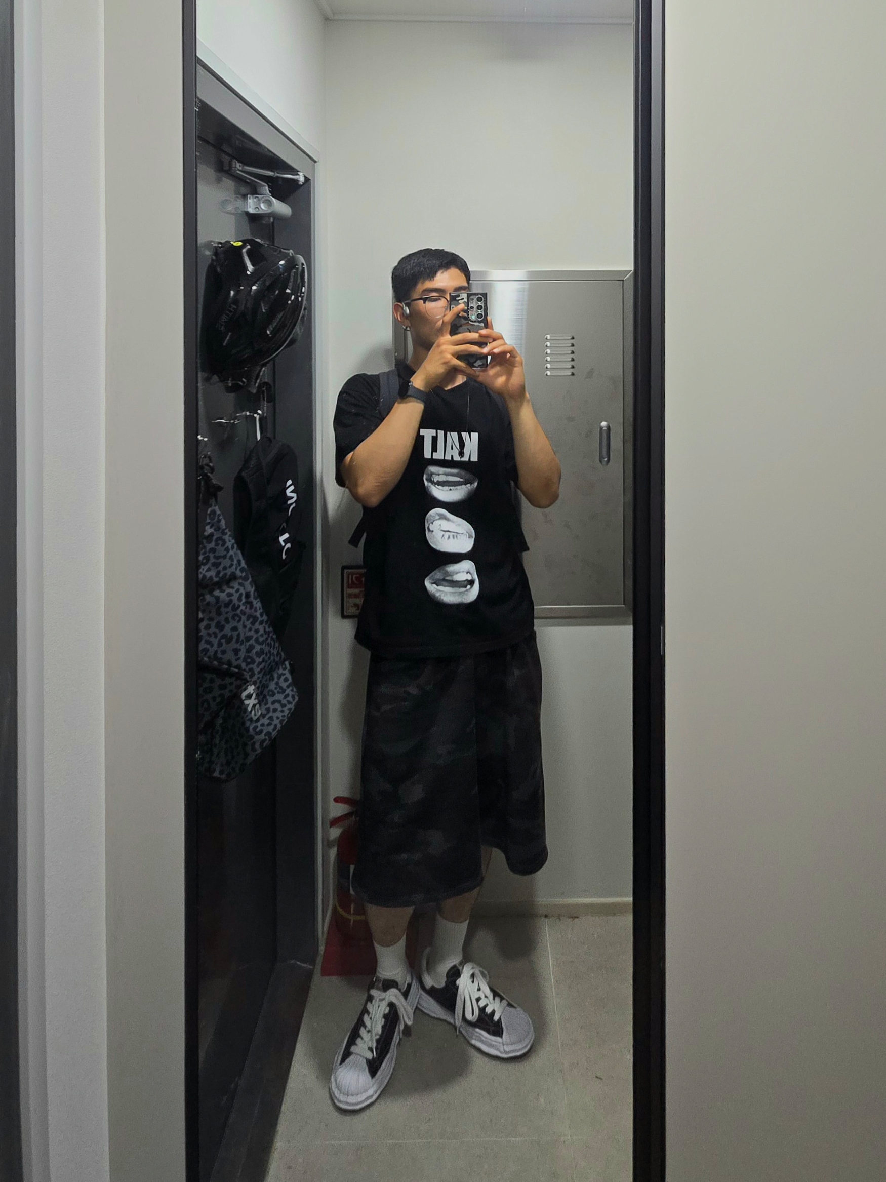 Maison Mihara Yasuhiro Blakey OG Sole Canvas Low-top Sneakers Black White, AMOU Camo One Tuck Bermuda Pants Charcoal 착용 스타일 - 1