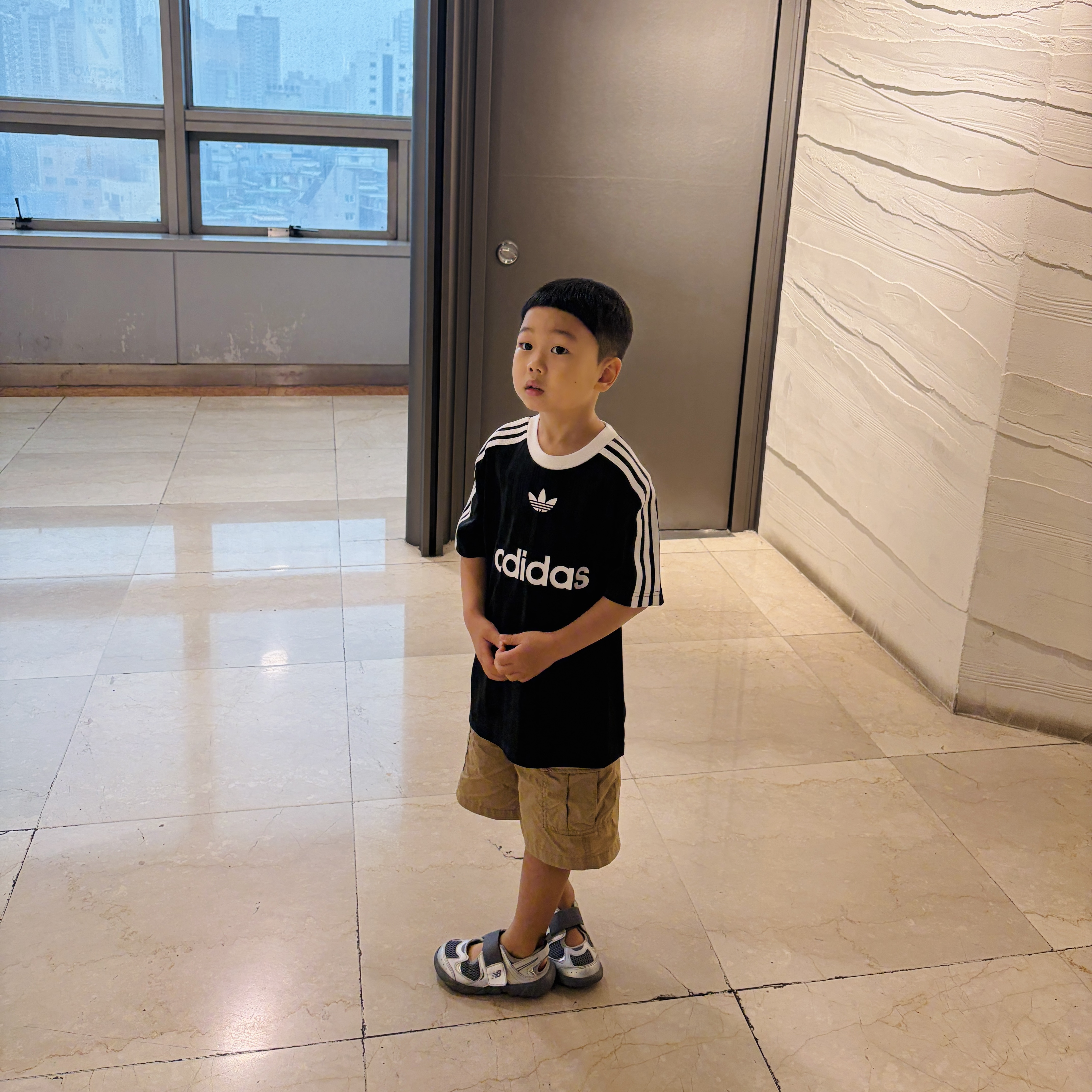 (Kids) New Balance Freedle 920 Sandal Charcoal, Adidas Adicolor T-Shirt Black White - KR Sizing 착용 스타일 - 1