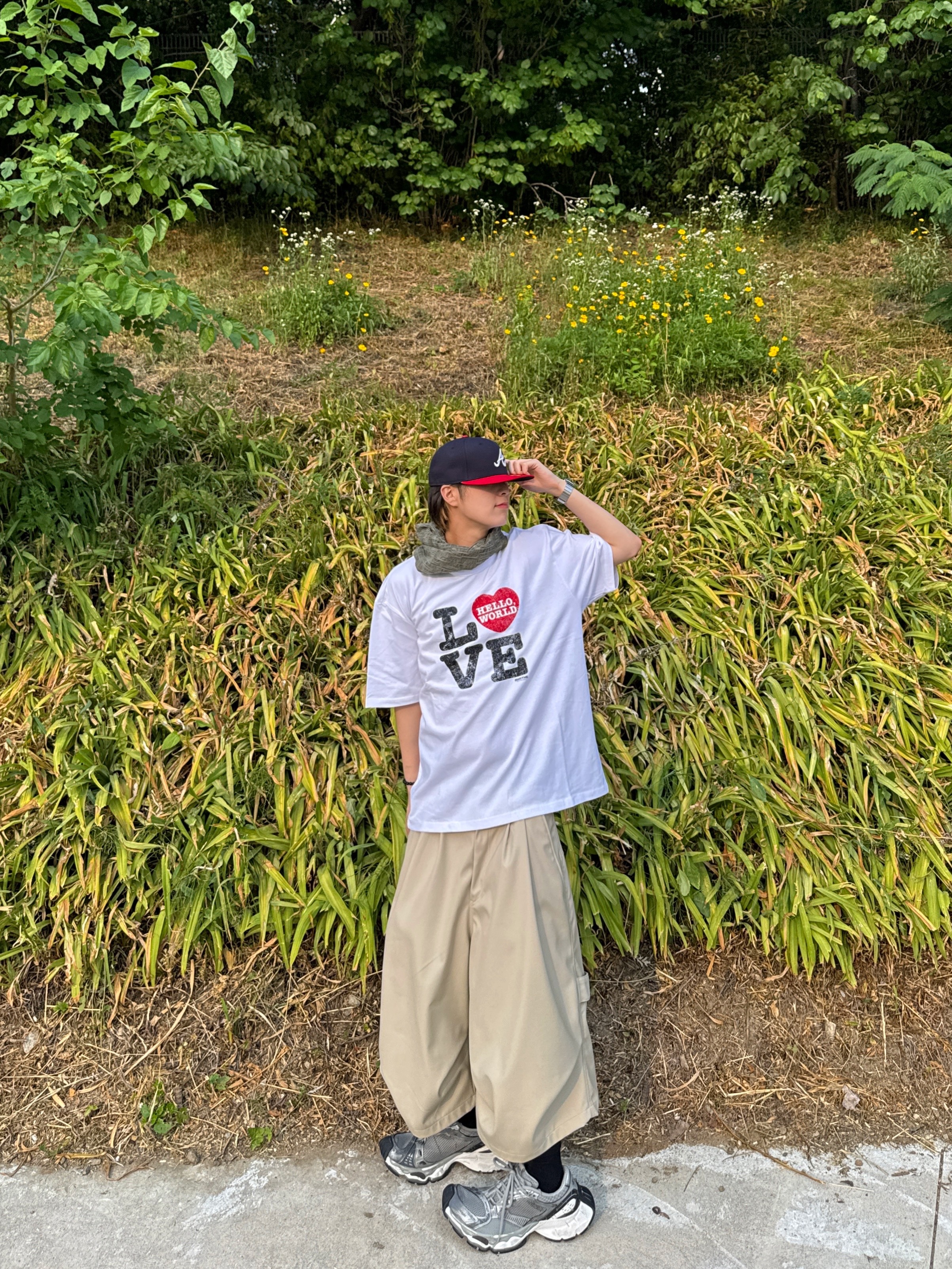 Kamien x Koin Seoul Bermuda Slacks Beige, Balenciaga Stapler Sneaker Silver Grey 착용 스타일 - 3