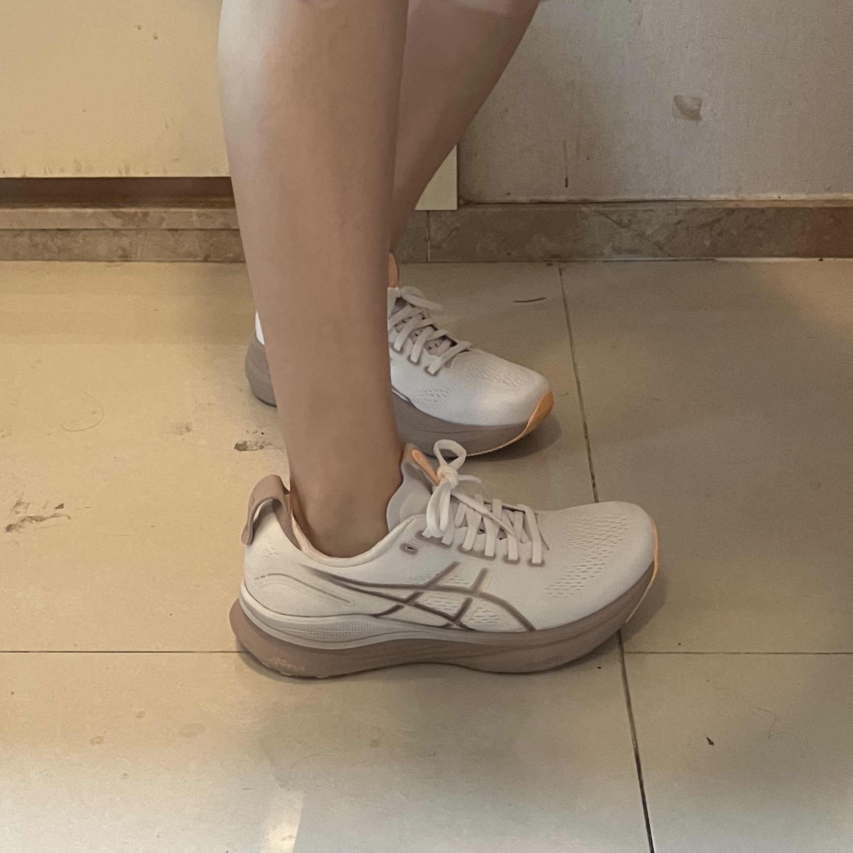 (W) Asics Gel-Kayano 32 White Orange Glow 착용 스타일