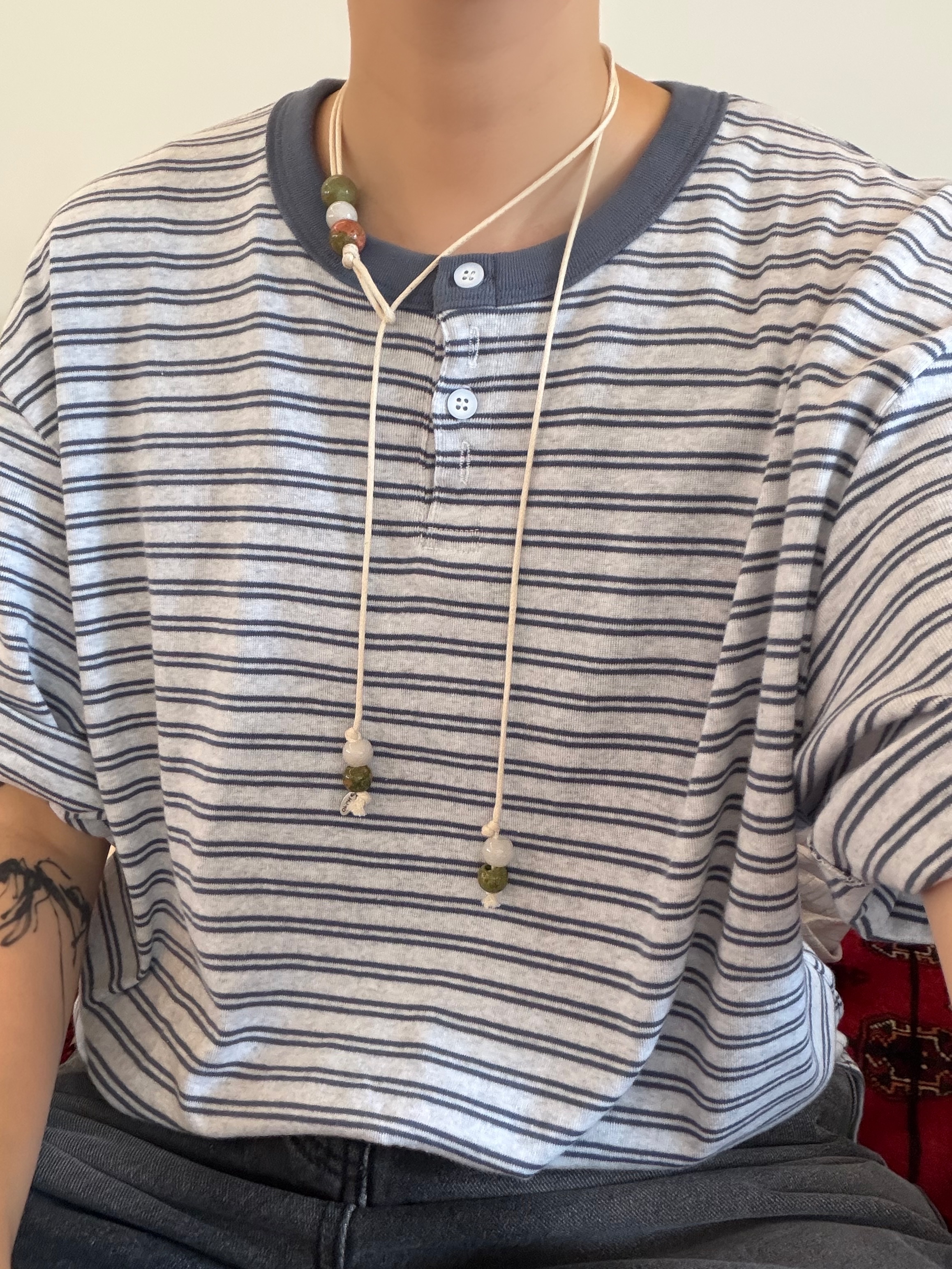 Hono Report Henley Neck Striped T-Shirt Blue Gray, Hono Report Cow Suede Bracelet Blue 착용 스타일 - 4