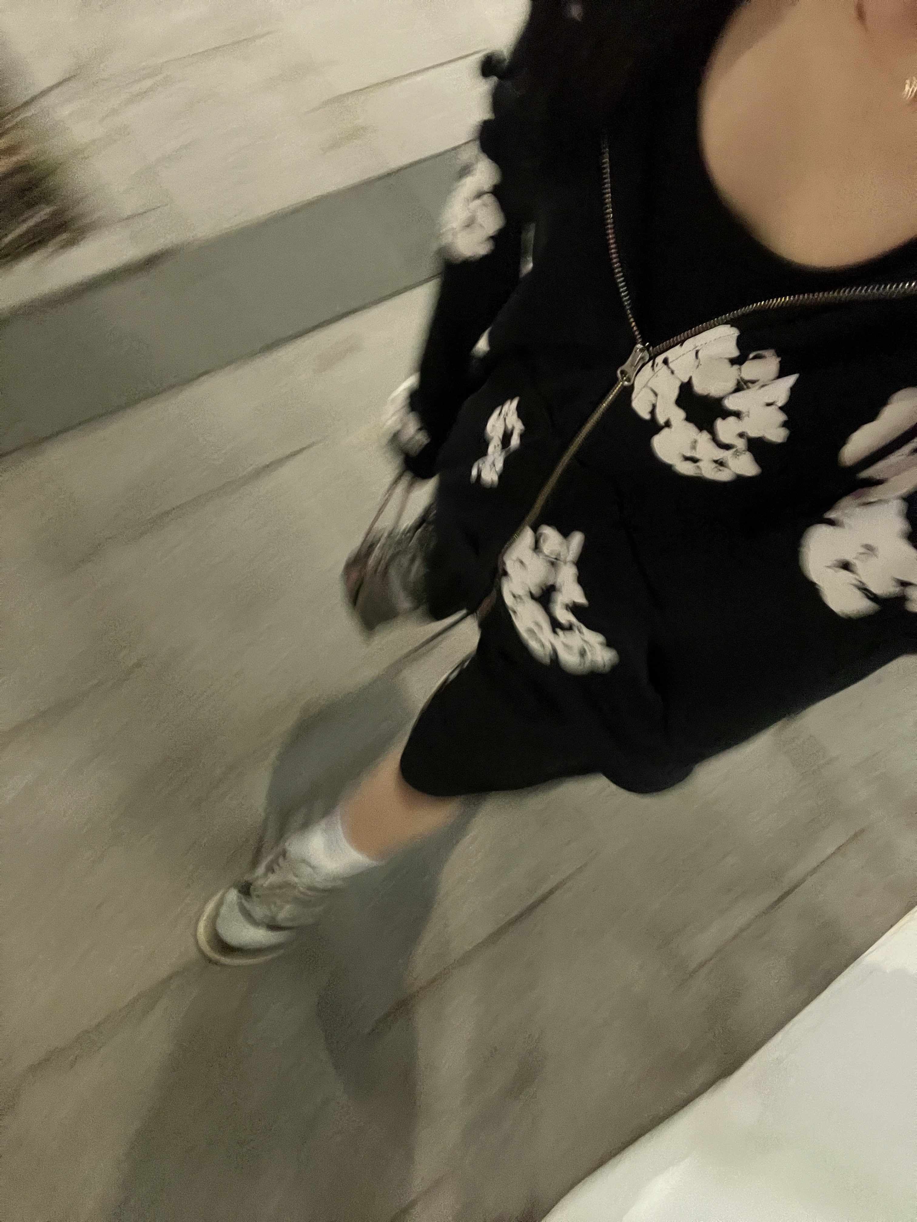 Denim Tears Cotton Wreath Zip Hoodie Black, Autry Medalist Low Leather Sneakers Black White 착용 스타일 - 1