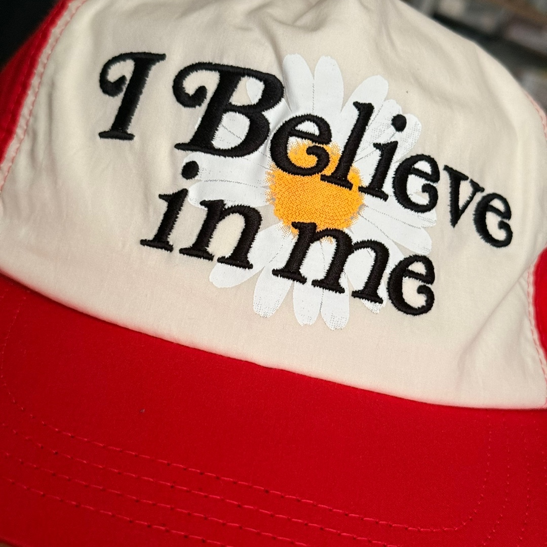 Peaceminusone x Verdy 5 Panel Ball Cap Red 착용 스타일 - 1
