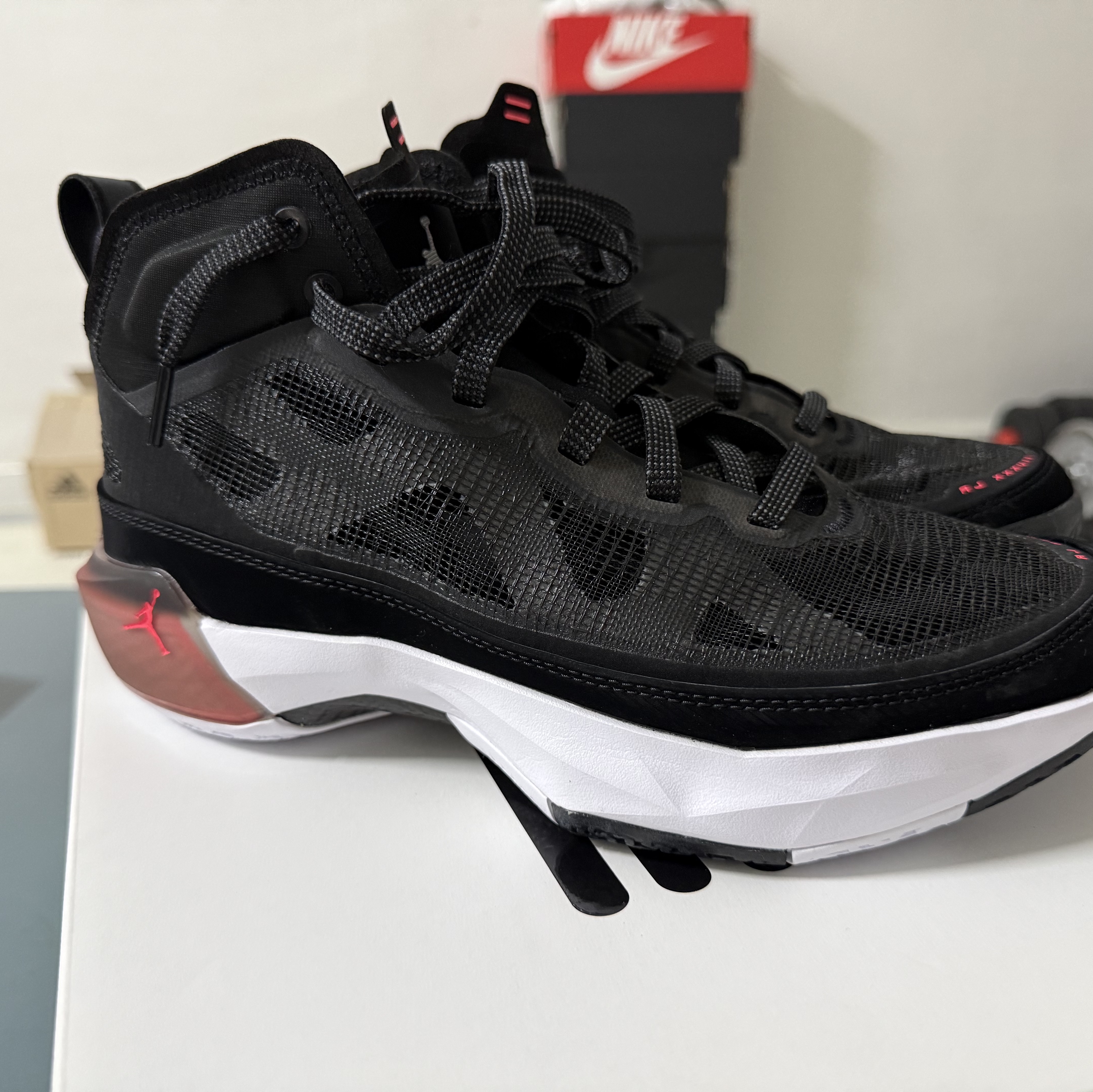 Jordan XXXVII PF Black Multi Color 착용 스타일 - 5