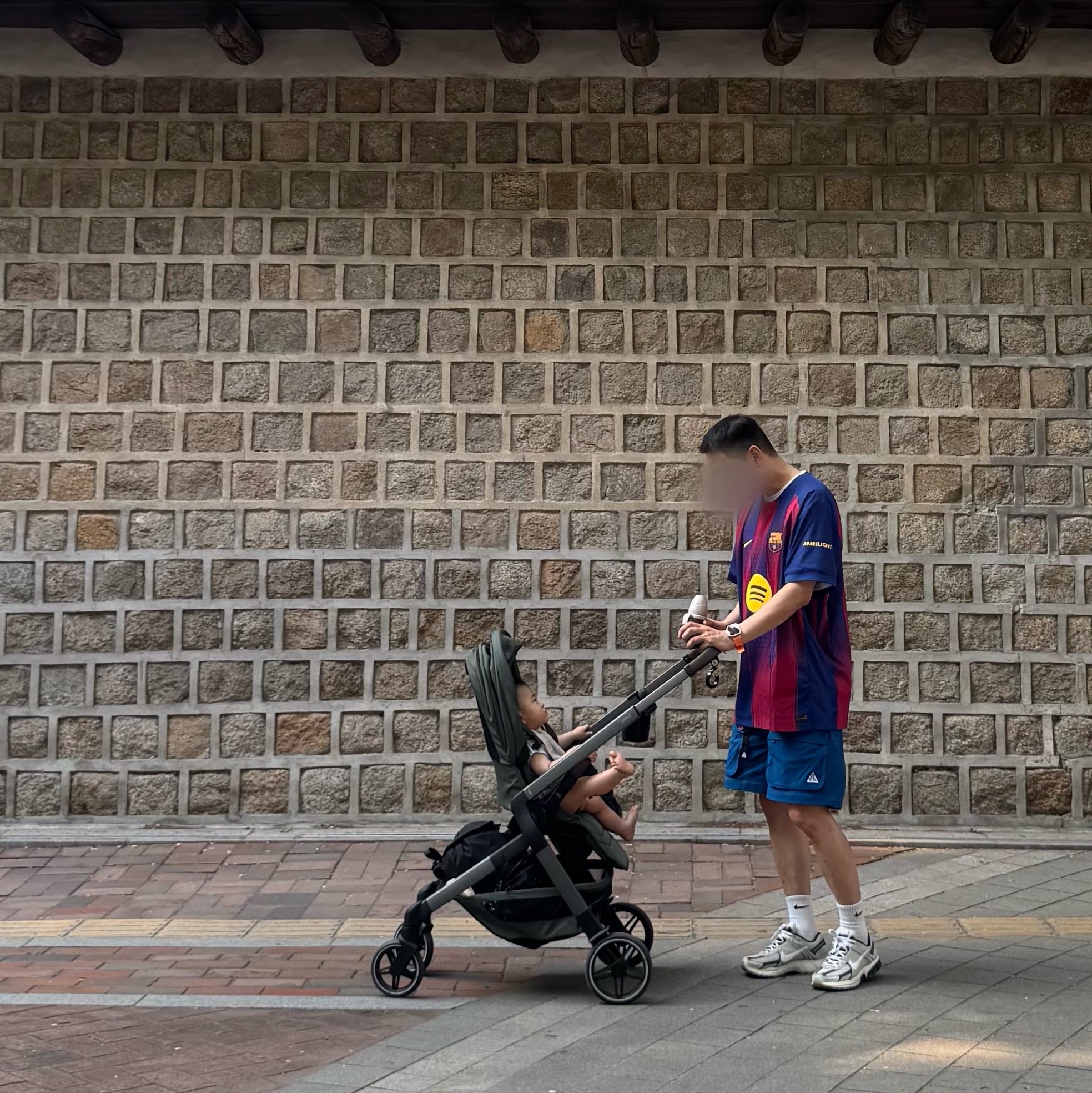 Nike FC Barcelona 2025/26 Match Home Dri-Fit ADV Soccer Authentic Jersey Deep Royal Blue Noble Red (Non Marking Ver.), Nike Zoom Vomero 5 Light Bone and Black 착용 스타일 - 2