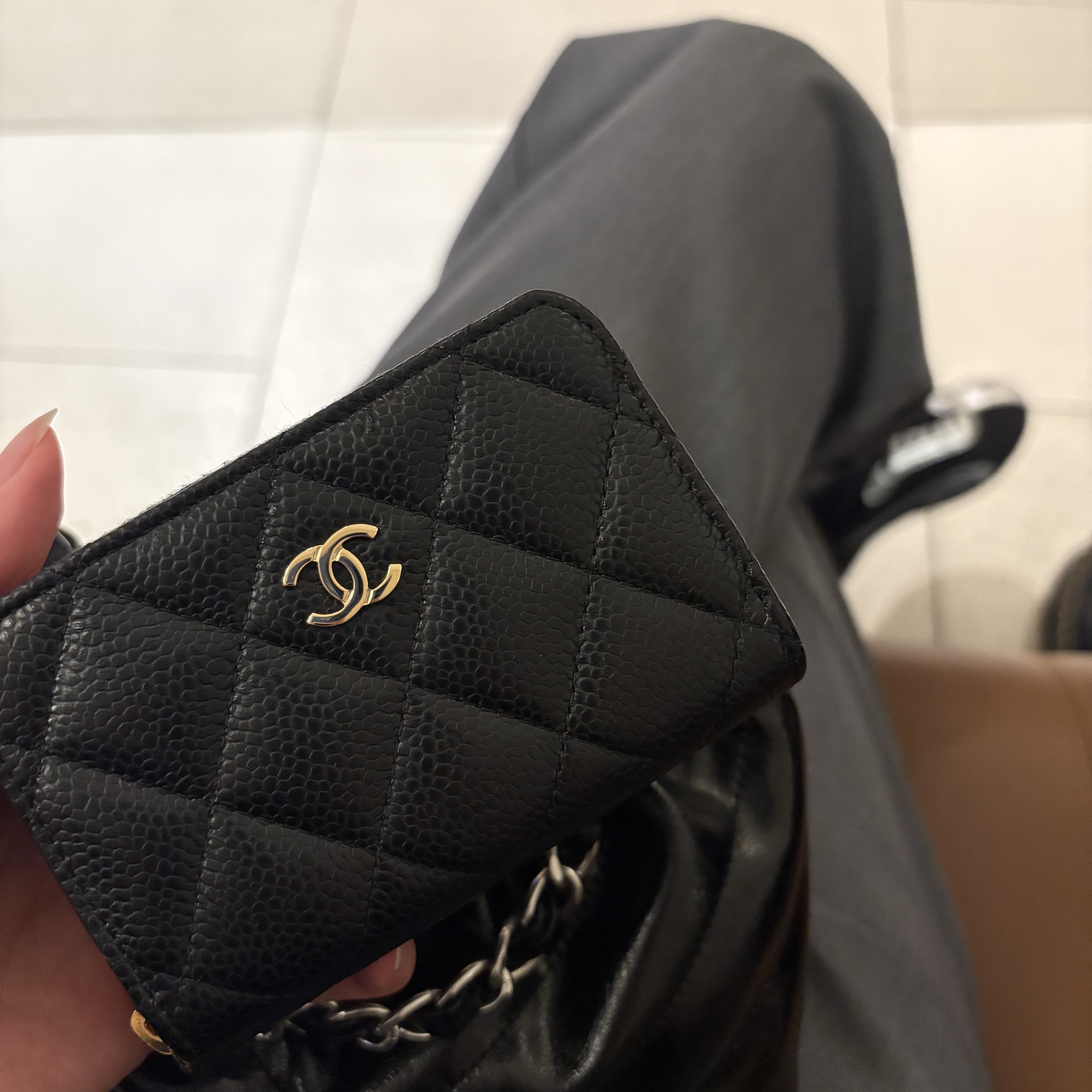 Chanel Classic Zipped Coin Purse Grained Calfskin & Gold Black, Puma H-street OG Black Silver 착용 스타일 - 4