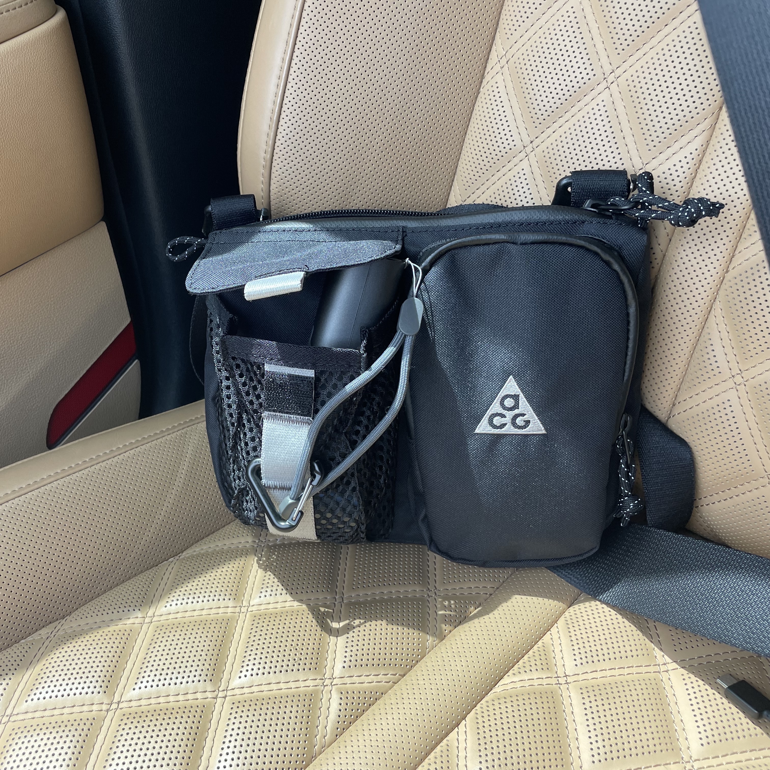 Nike ACG Daymax Crossbody Bag 3L Black College Grey 착용 스타일