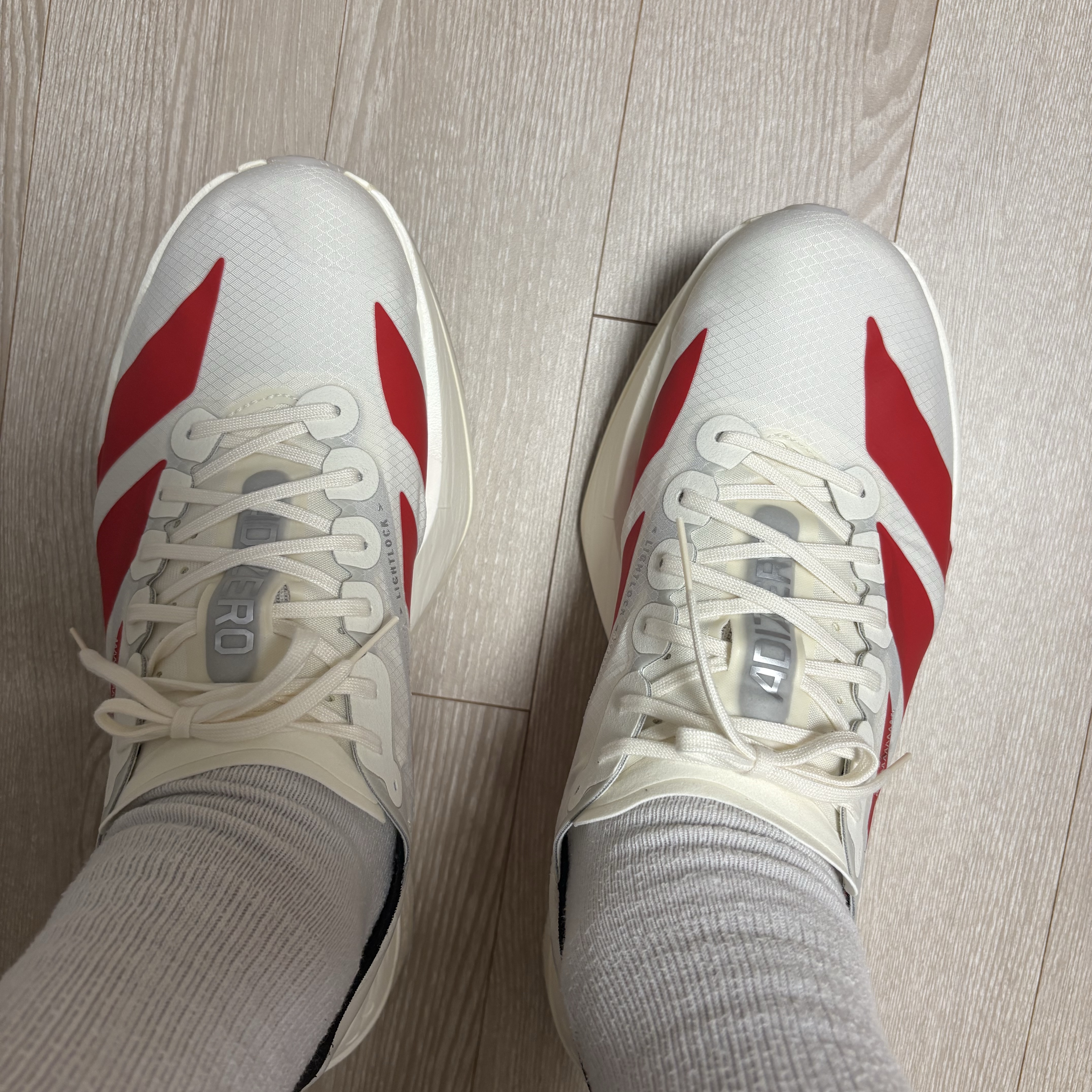 Adidas Adizero Adios Pro 4 Off White Better Scarlet 착용 스타일 - 2