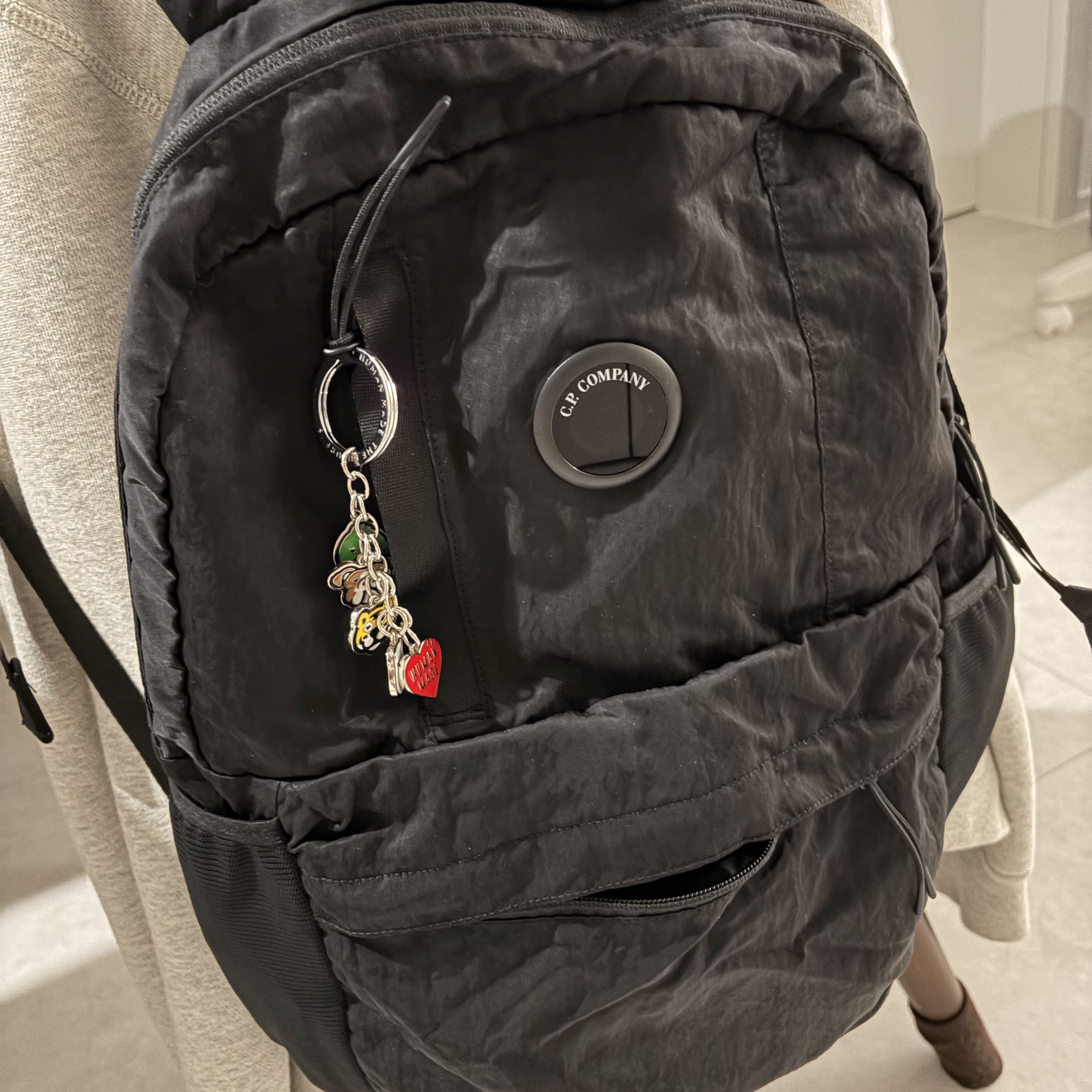 Human Made Animal Keyring Silver, C.P. Company Nylon B Lens Backpack Black - 25FW 착용 스타일 - 1