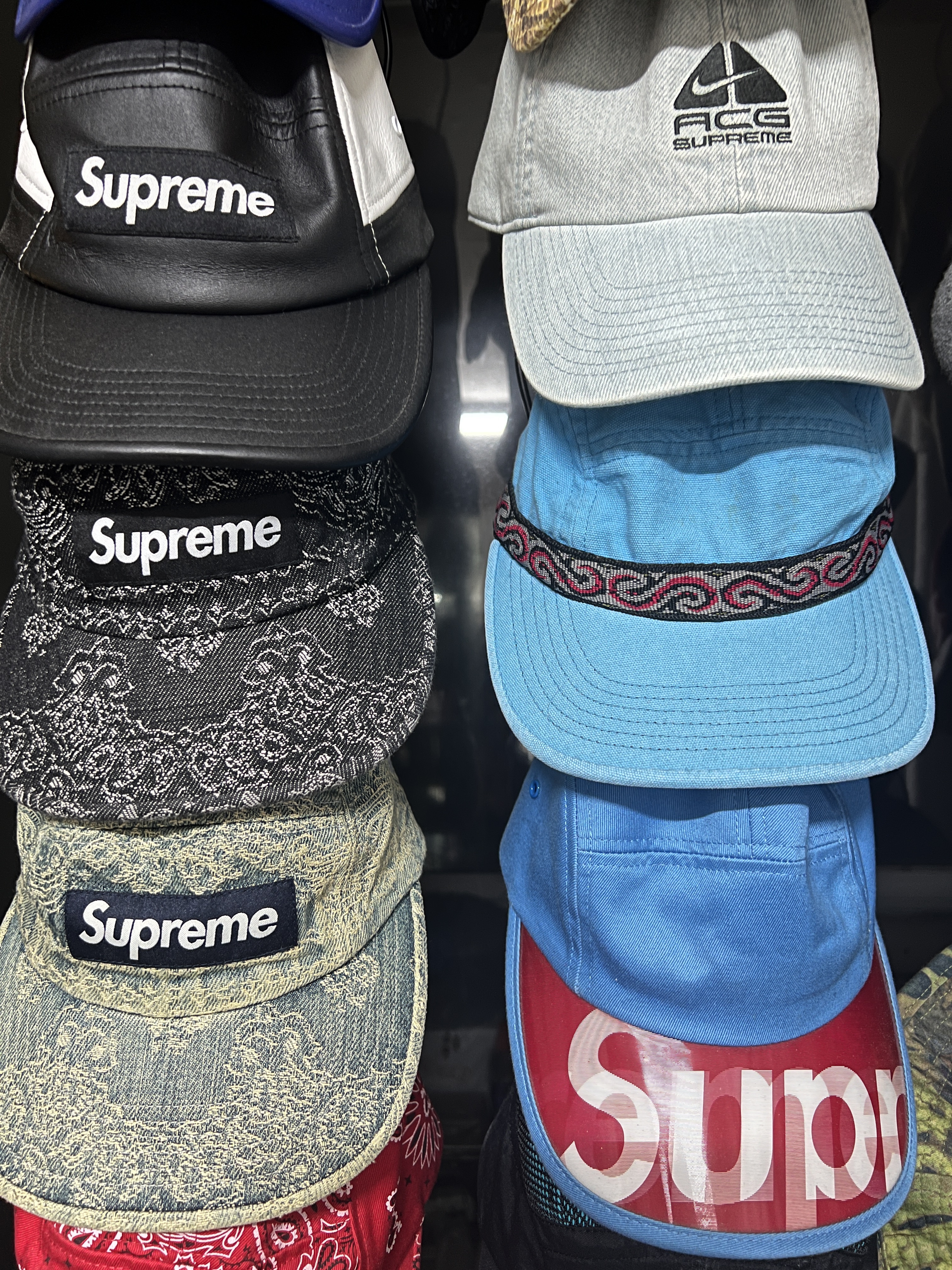 Supreme Bandana Jacquard Denim Camp Cap Black - 25SS, Supreme Bandana Jacquard Denim Camp Cap Blue - 25SS 착용 스타일