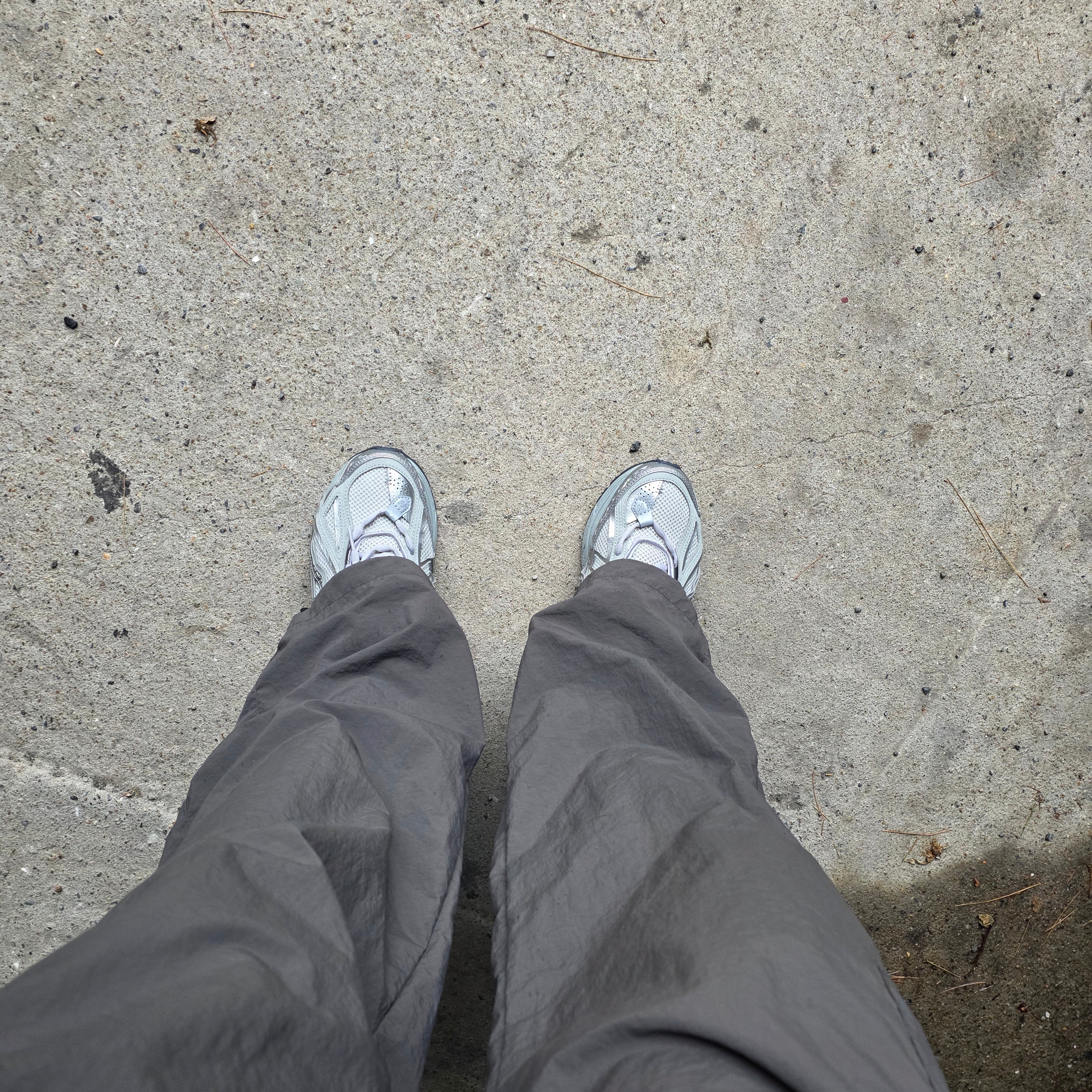 New Balance 1906A Concrete Silver Metallic 착용 스타일