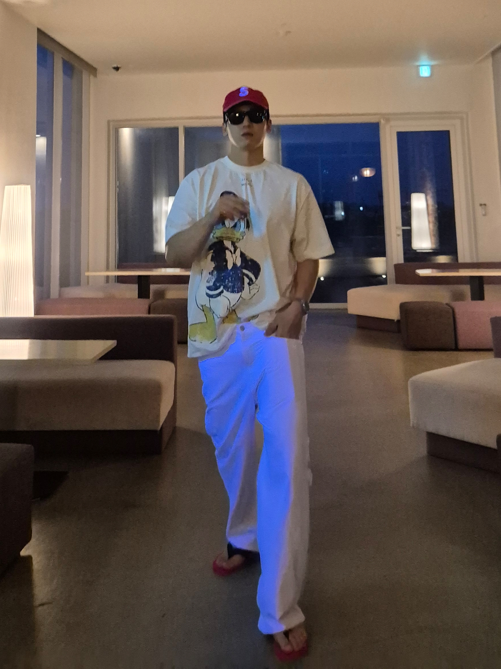 Ader Error x Disney Donald Duck T-Shirt 01 Off White, The Row Dune Classic Sandal in Rubber Scarlet 착용 스타일 - 2