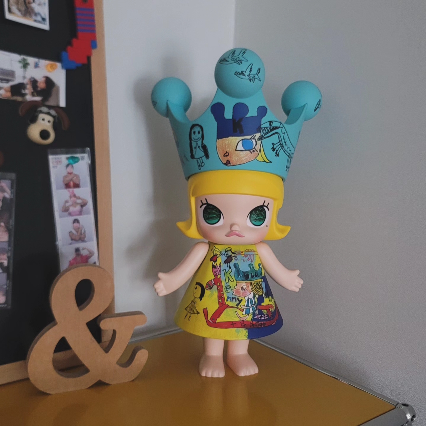 Pop Mart Mega Royal Molly Childishness 400% 착용 스타일