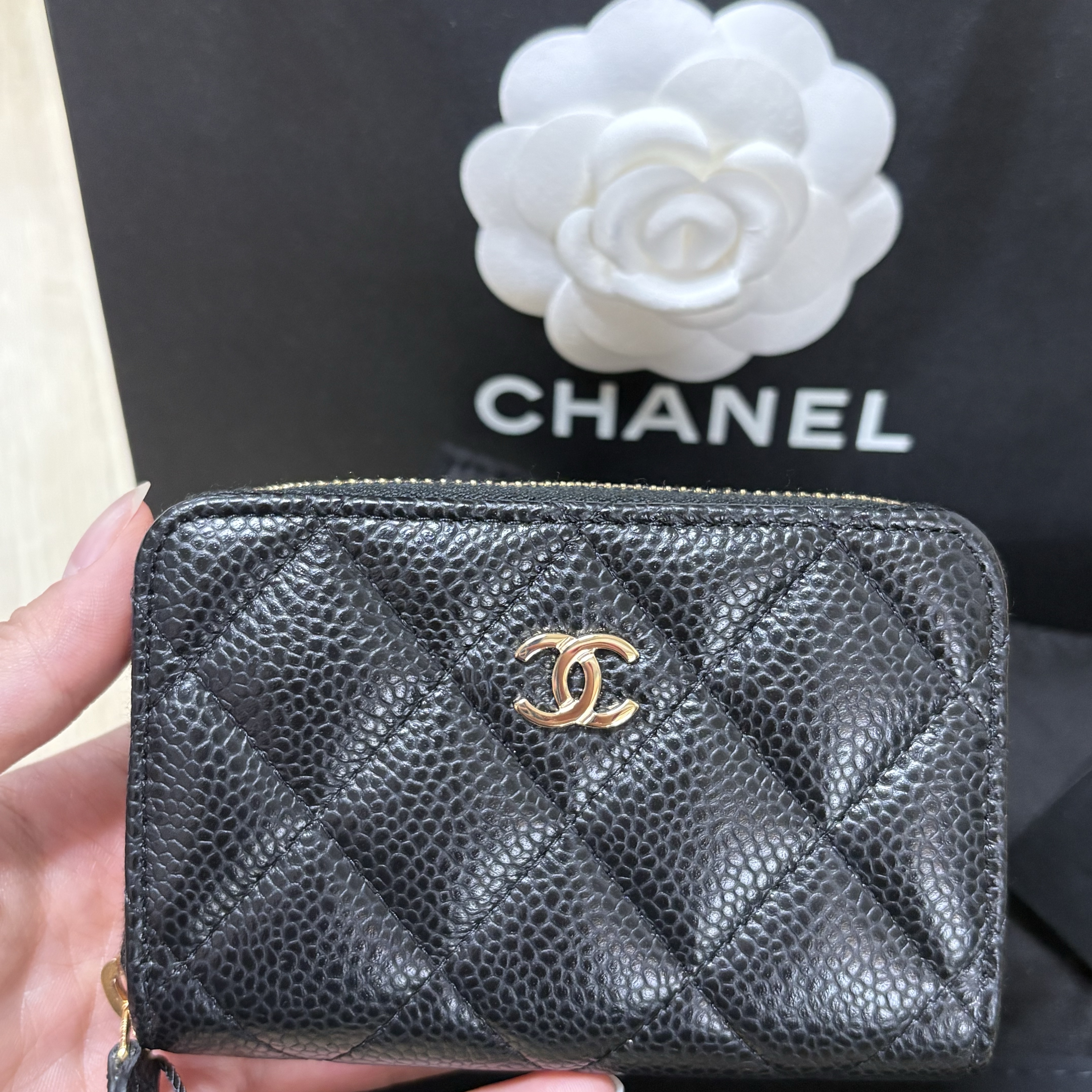 Chanel Classic Zipped Coin Purse Grained Calfskin & Gold Black, Puma H-street OG Black Silver 착용 스타일 - 3
