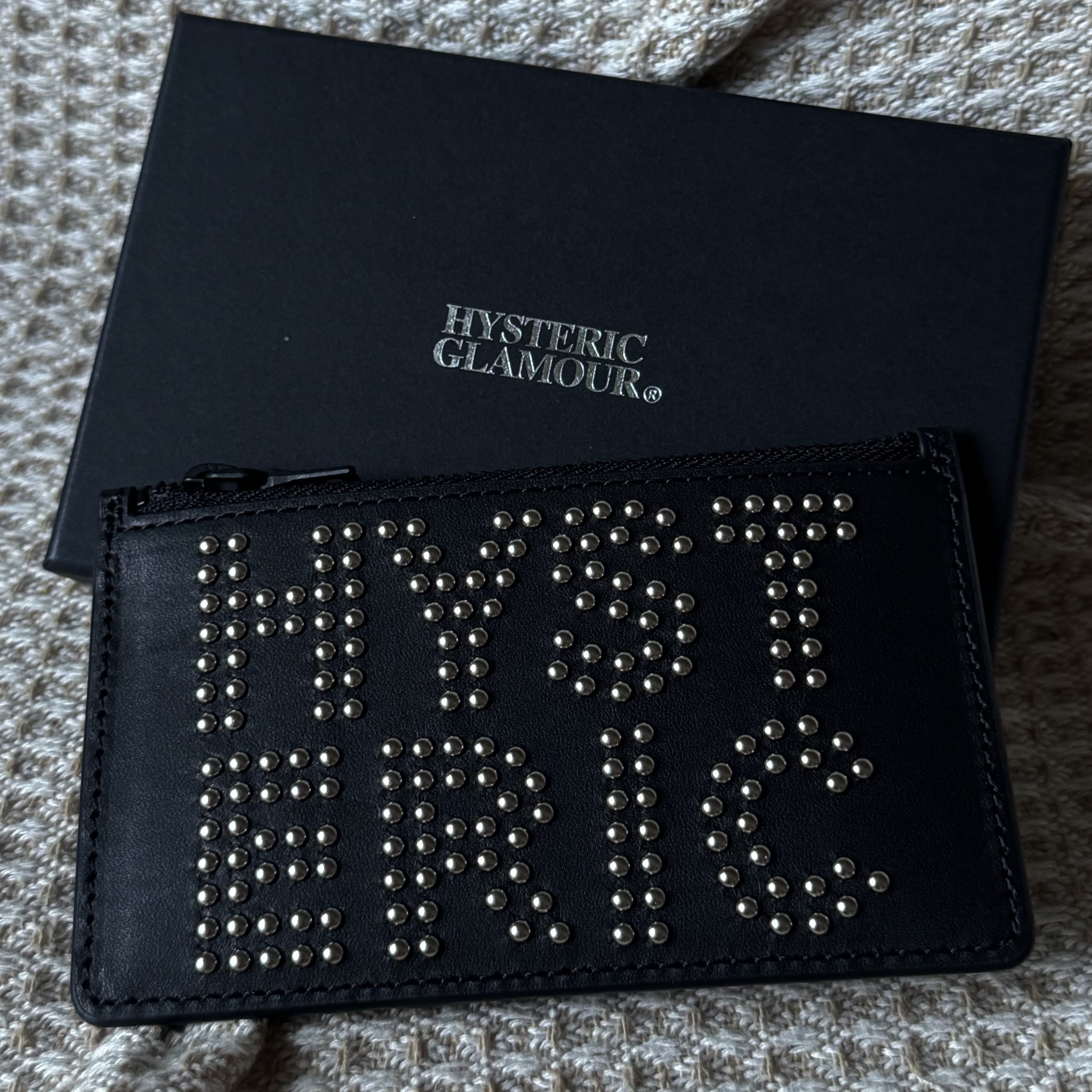 Hysteric Glamour Logo Stud Fragment Case Black 착용 스타일