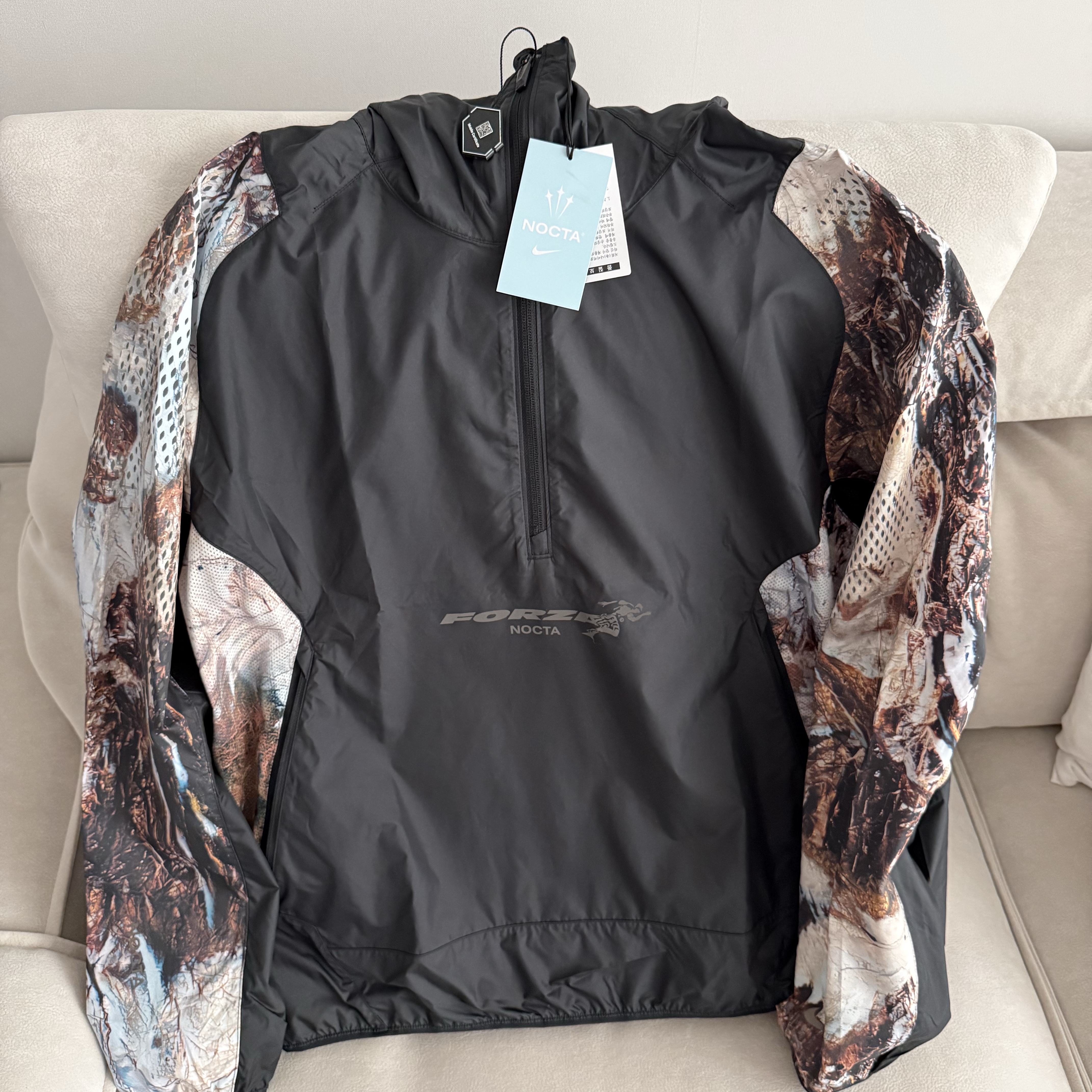 Nike x Drake Nocta NRG Running Jacket Black Baroque Brown (FJ3009-010), Nike x Drake Nocta NRG Running Shorts Camo (FJ3011-010) 착용 스타일 - 2