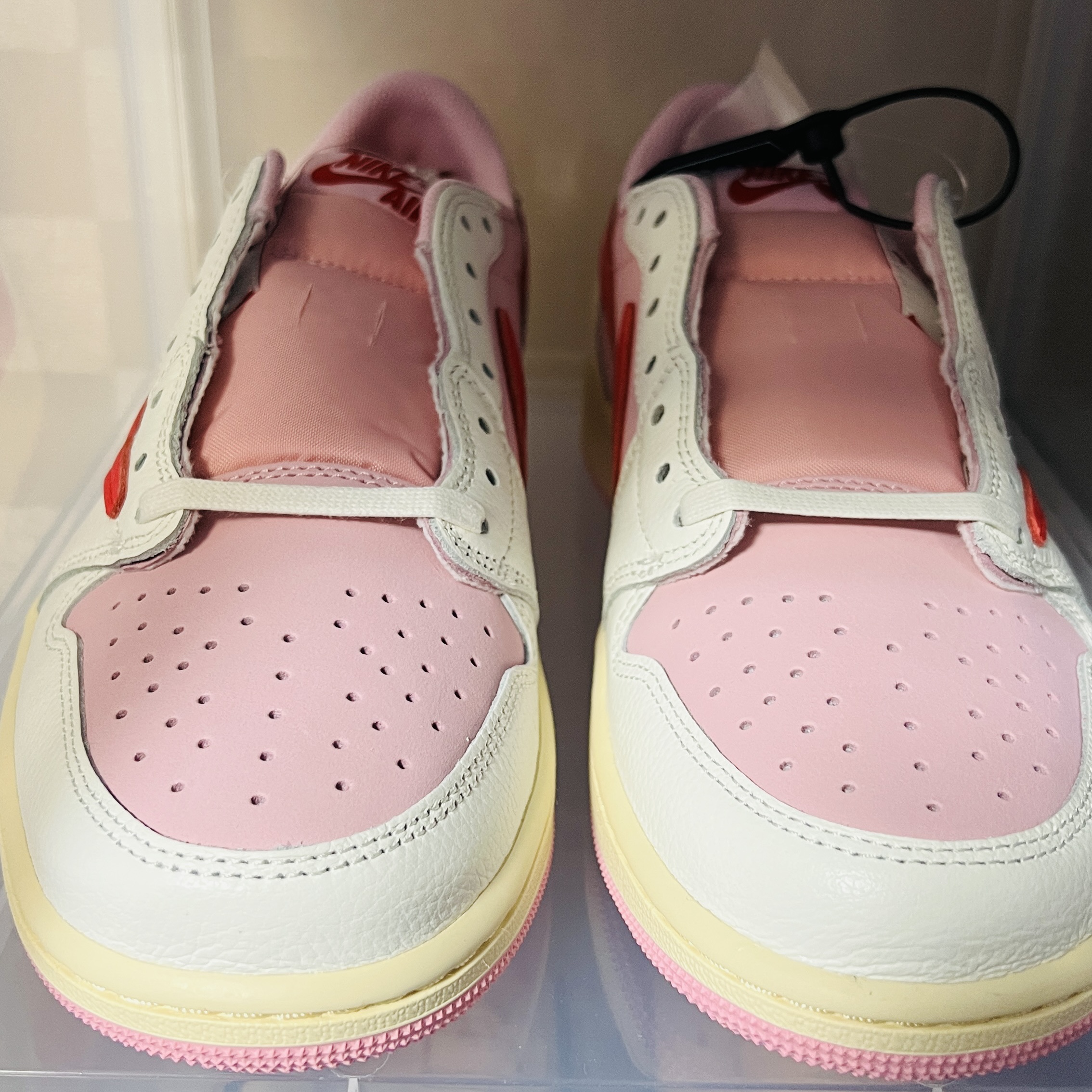 Jordan 1 x Travis Scott Retro Low OG SP Sail Tropical Pink 착용 스타일 - 1