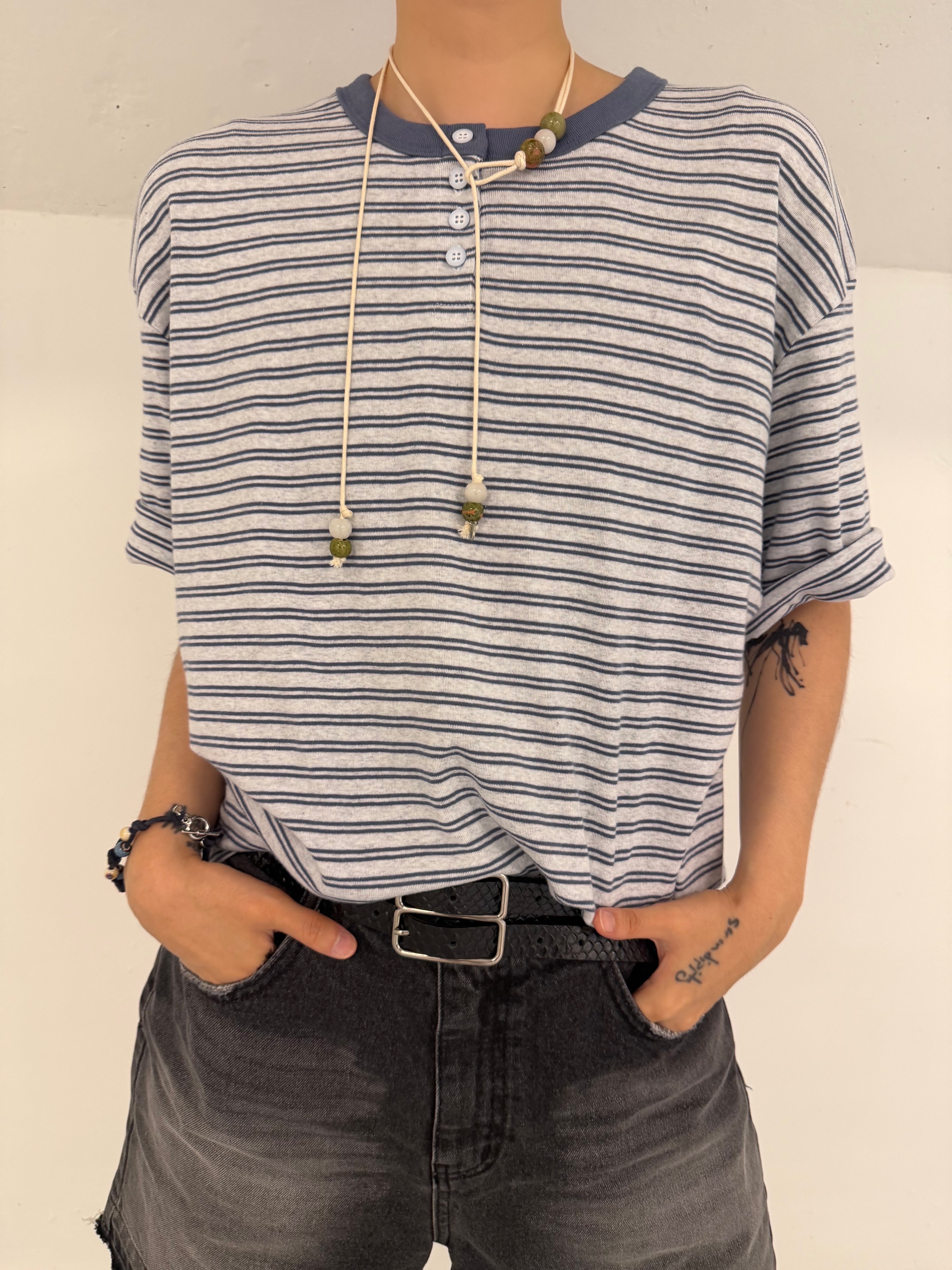 Hono Report Henley Neck Striped T-Shirt Blue Gray, Hono Report Cow Suede Bracelet Blue 착용 스타일 - 1