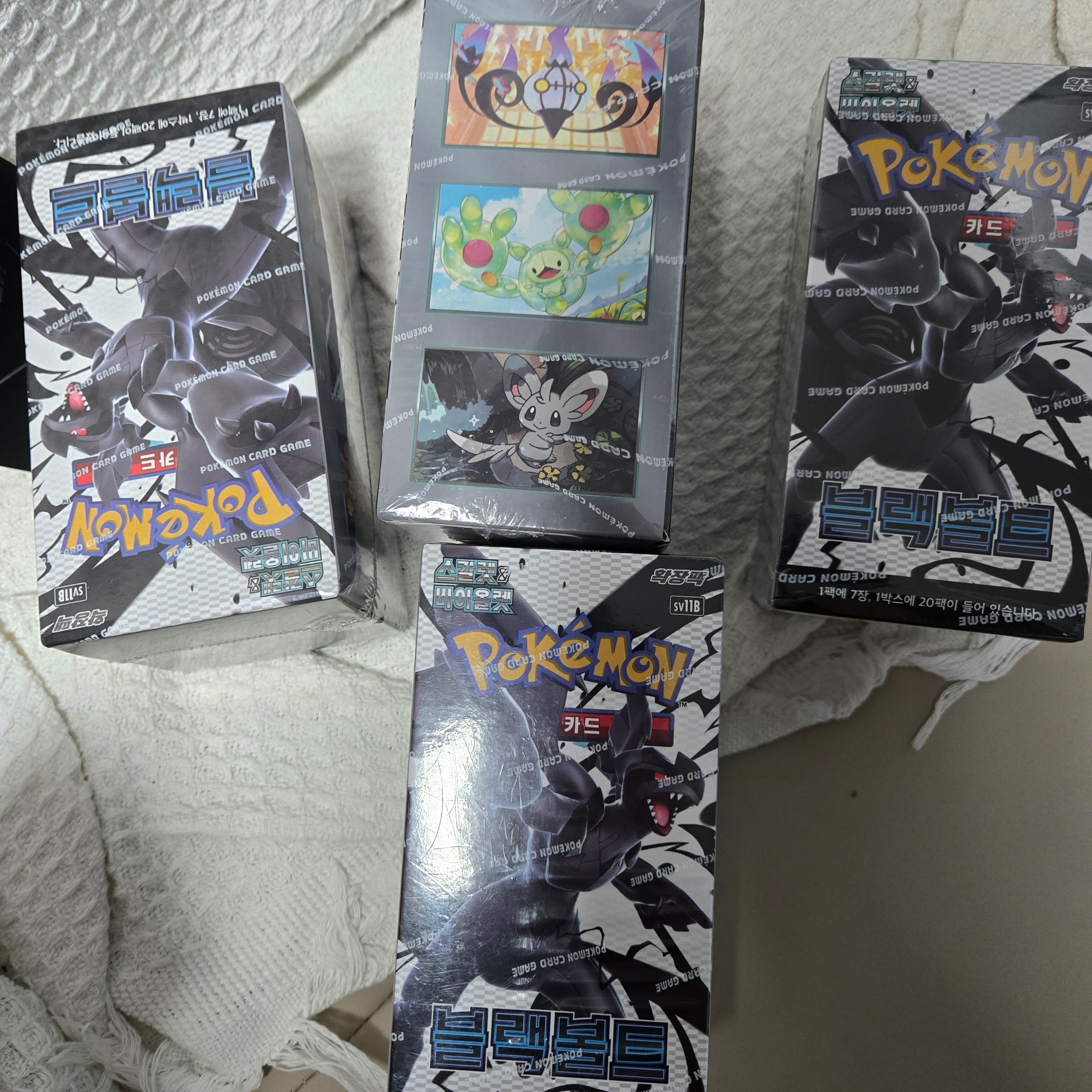 Pokemon TCG Scarlet & Violet Expansion Pack Black Volt 4 Boxes (Total Pack of 80) 착용 스타일