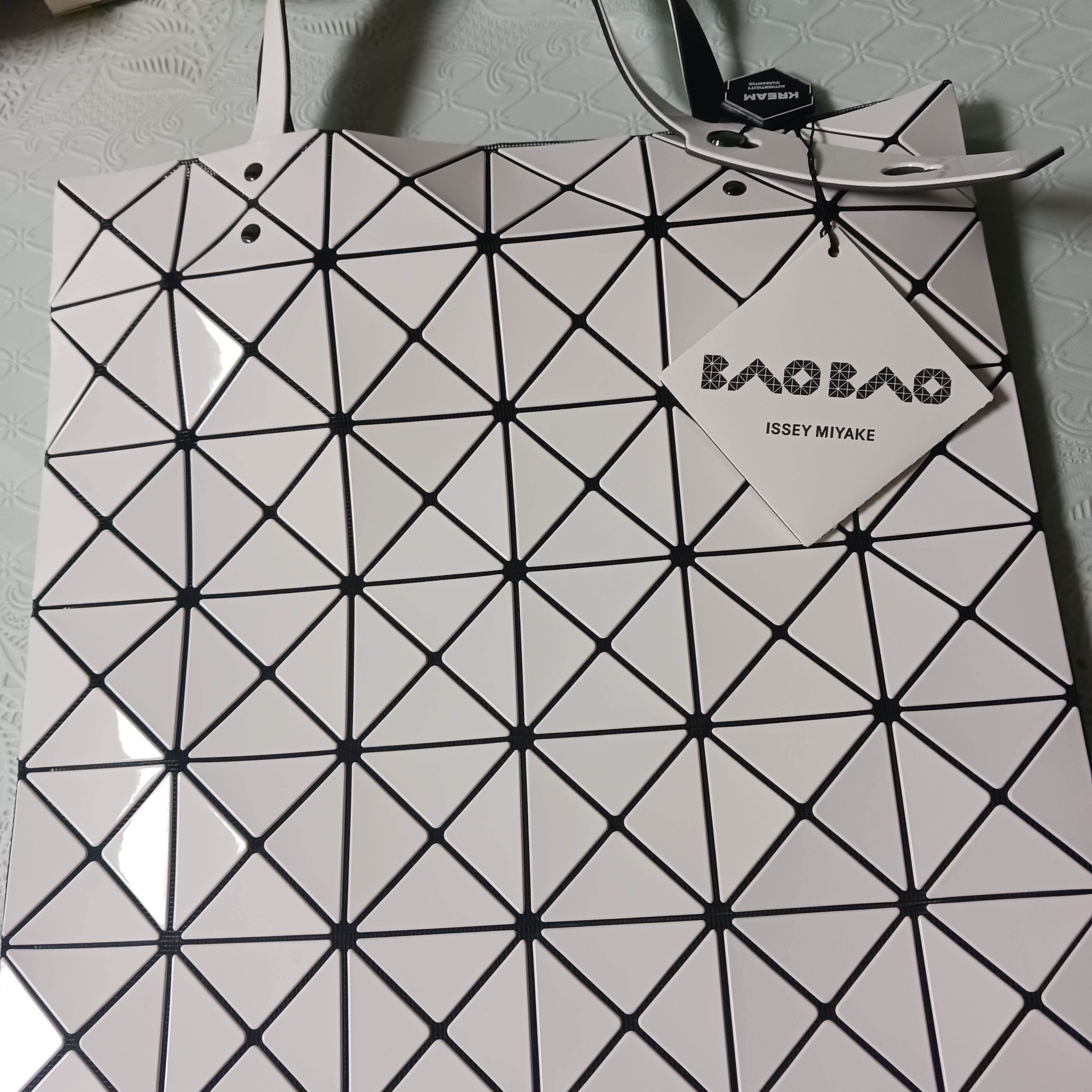 Bao Bao Issey Miyake Lucent Tote Bag White 착용 스타일